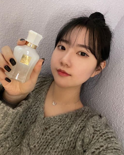 ෆ혜진ෆ on Instagram: "#광고 비건 향수인 셀마르 오드퍼퓸 몽 리스 케이스가 겨울 느낌 물씬나죠? 첫 향은 누구나 좋아하는 코튼향으로 시원한 향이 나는데 시간이 지나면 은은한 꽃