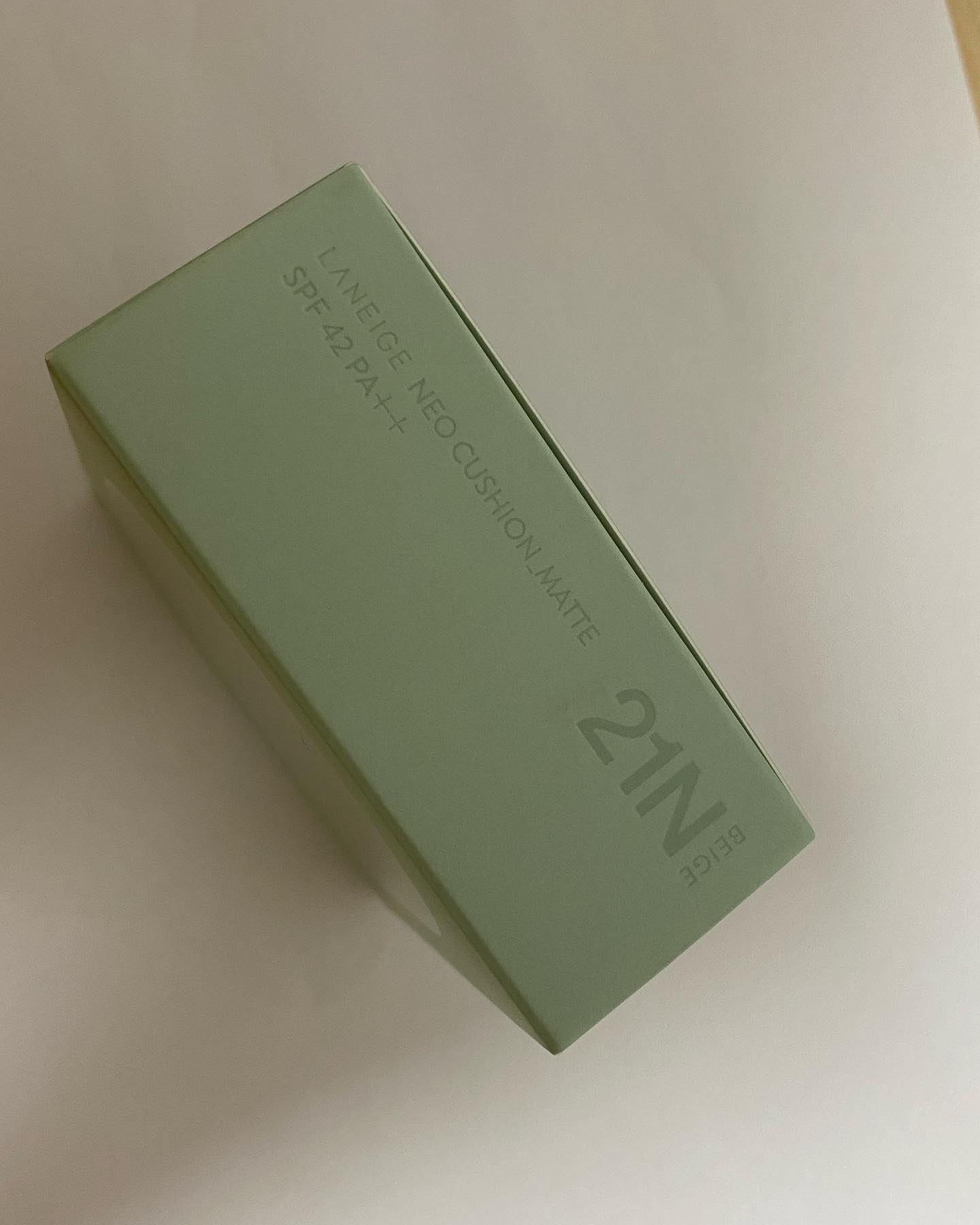 💚라네즈 네오 쿠션🍀

요즘 놀러갈 때 콤팩트한 사이즈로 들고다닐 수 있는 라네즈 네오쿠션을 들고 다니는데 요건 작고 간편하게 들고다닐 수 있더라고요! 

라네즈 네오쿠션 21N입니다 🌿

.ᐟ지속력이 뛰어나 물이 묻어도 잘 안지워짐

.ᐟ칼집퍼프로 초밀착 가능

.ᐟ민트는 매트 타입으로 지성이나 수부지에 찰떡!! 

자연스럽고 보송보송한 매트 쿠션을 원한다면 라네즈 네오 쿠션을 추천드려용😌🌱

#라네즈네오쿠션 #라네즈 #쿠션팩트