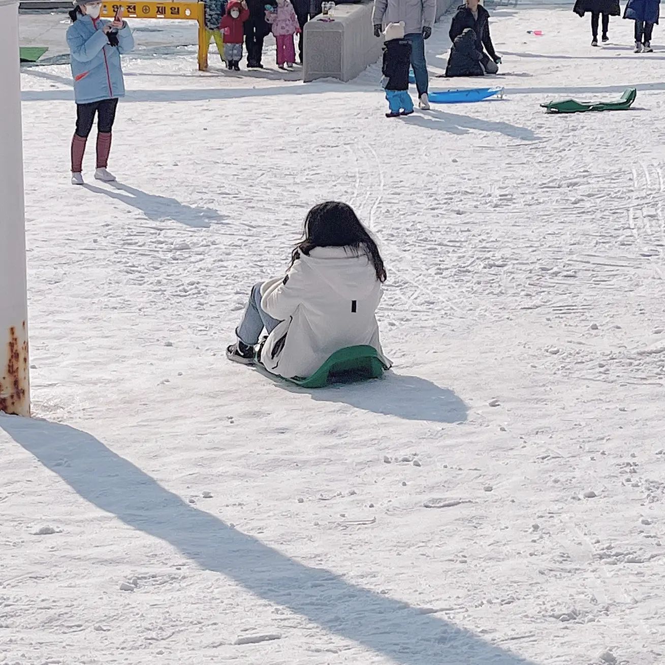 토요일 눈썰매❄️ 일요일 스노우보드🏂
솜라프의 겨울 주말 일상☃️

#뚝섬 #뚝섬눈썰매장 #동심놀이 #유로번지 #개무서워 #빙어낚시 #빙어튀김 #비발디파크 #스노우보드 #사진은없음