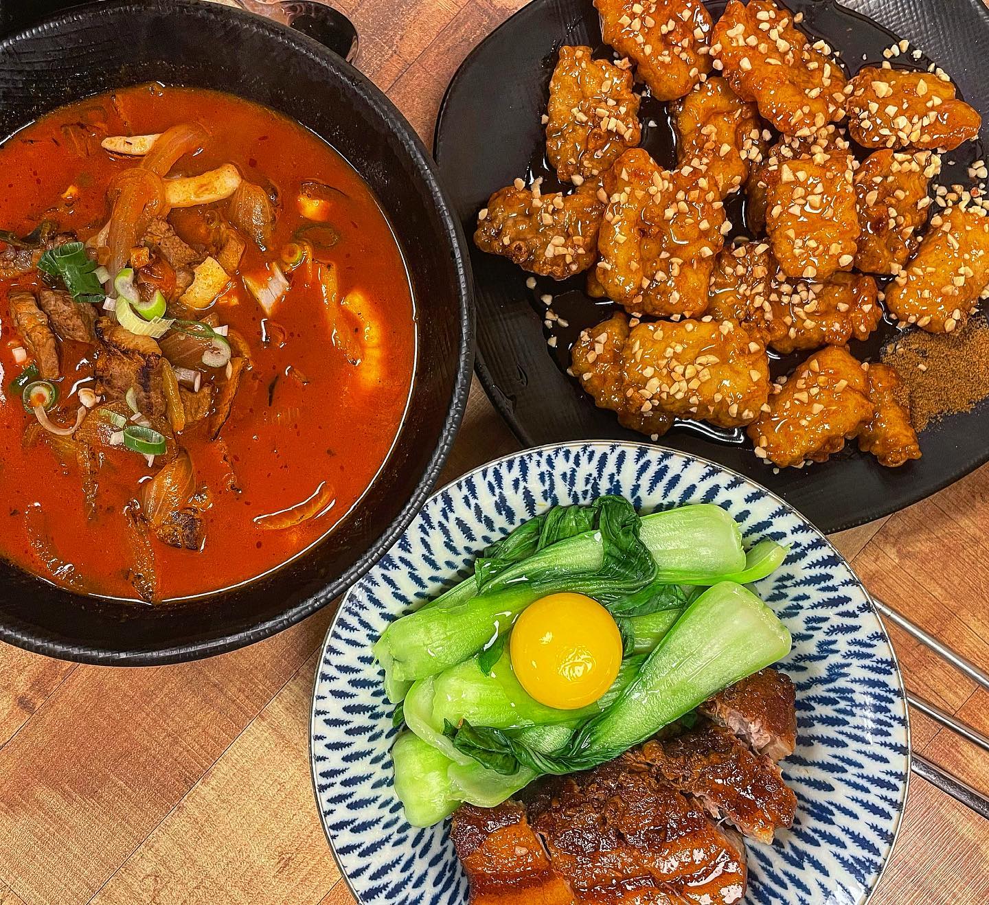 🏠화무비도

🍖동파육덮밥
🍜화무짬뽕
🍤꿔바로우

동성로 골목 숨겨진 맛집😋압구정떡볶이 골목에 있습니다~
색다른 밥집 찾다가 발견했는데 아주 굿입니다요~ 모든게 색다른맛 자극적이고 계속 입에 넣게되는맛 뭔가 진짜 현지의 맛이랄까~ 일단 짬뽕은 걸쭉한 국물에 살짝 마라맛나는 듯이 얼얼해요 바로 연태고량주 시킬뻔 고기가 들어잇어서 같이 먹으면 쵝오👍동파육은 야들야들 보드랍고 청경채 딱 싸서먹으면 너무 맛있습니다 꿔바로우는 쫄깃하고 고소하고 달콤하고 집앞에 팔면 자주 사먹을거 같아요 색다른 중국집 강추 드립니다!
_
_
#동성로맛집 #화무비도 #대구맛집 #대구핫플 #동성로 #대구 #일상 #대구짬뽕 #대구동파육 #동성로술집 #대구맛집추천 #동성로밥집 #먹팔 #먹스타그램 #고기맛집 #좋아요반사 #좋반