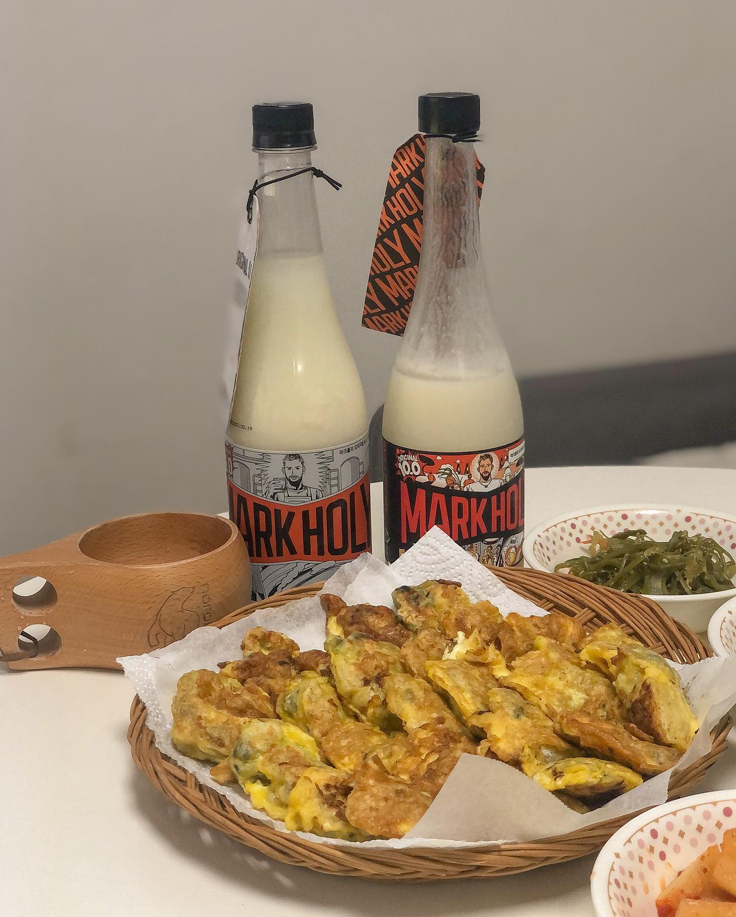 이렇게 힙한 막걸리라니!
여성분들 취향 저격한 새로운 느낌의 막걸리가 출시되었어요👍🏻👍🏻

🏷️마크홀리 막걸리

✔️인공감미료없는 자연유래당분으로 깔끔한 단맛의 막걸리
✔️맥주효모사용 깔끔한 맛
✔️프리미엄 쌀로 만든 막걸리

막걸리랑 잘어울리는 음식없을까 
고민하다가 마트에서
굴이 신선해보여서 굴전 후다닥해서 마크홀리 막걸리와 한잔했습니다👍🏻

어디에도 없는 힙한 디자인과
깔끔하고 달달한 막걸리 맛
취하는줄 모르고 홀짝홀짝 마시게
되네요🥹

markholy.kr 
campi__official

#제품제공 #솔직후기