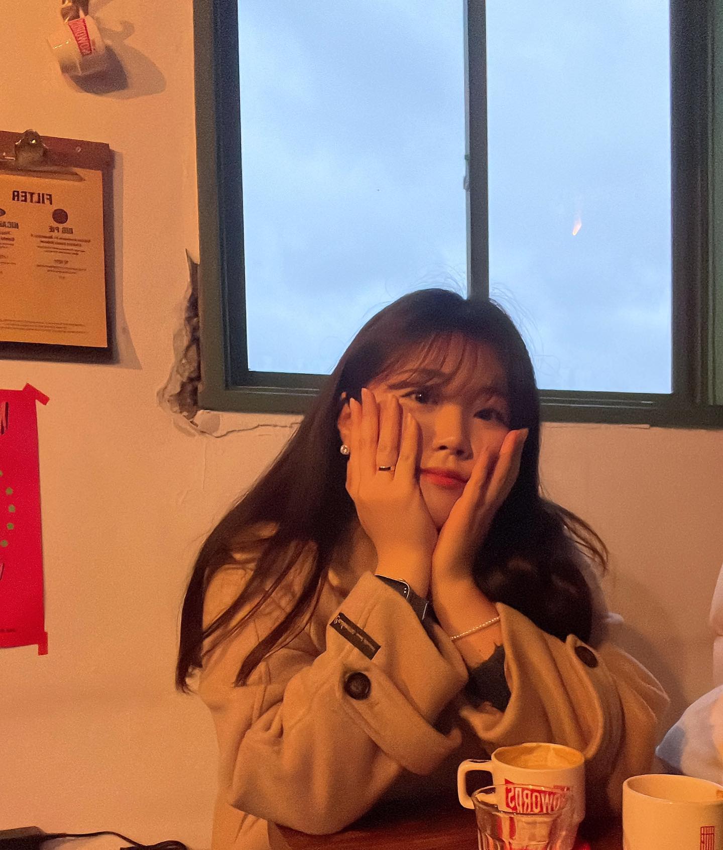 비가 오던 말던 나는 신났다 경주야!
또 놀러 갈거야 꼭🫶🏻

경주 노워드 카페 비오니까 분위기 더좋아 오묘한 조명도 깔끔한 메뉴와 커피 전부☕️
