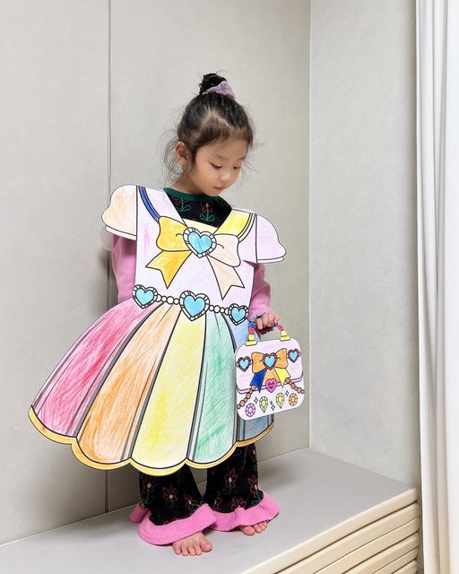 영이 on Instagram: ".
우리서아의 특별한 놀이시간ʕ•ᴥ•ʔ
하원후 조금씩 짬내서 3벌의 드레스와 가방을 완성했다
서아가 직접 만들었기에 성취감과 창의력 
그리고 만족감까지 뿜뿜!
드레스 컬러감 난리난다🙉"