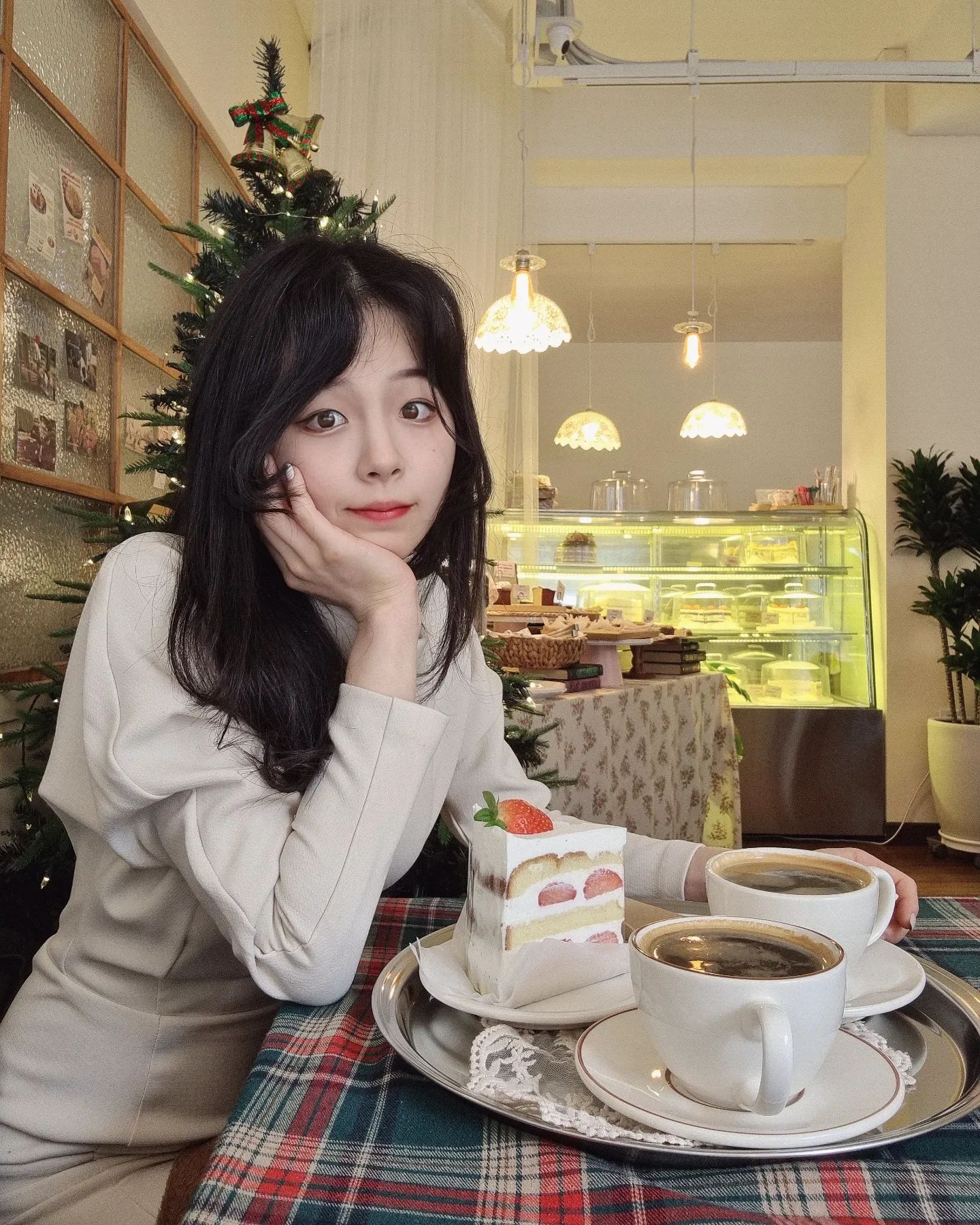 저의 최애 케이크는 딸기 생크림🍓🤍
다들 어떤 케이크 좋아하세요?

#밤리단길카페 #밤리단길카페추천 
#카페코디 #밤리단길케이크 
#밤리단길데이트 #koreancafe
#일산데이트코스 #보트넥원피스
#카페애리스 #cafeaeris