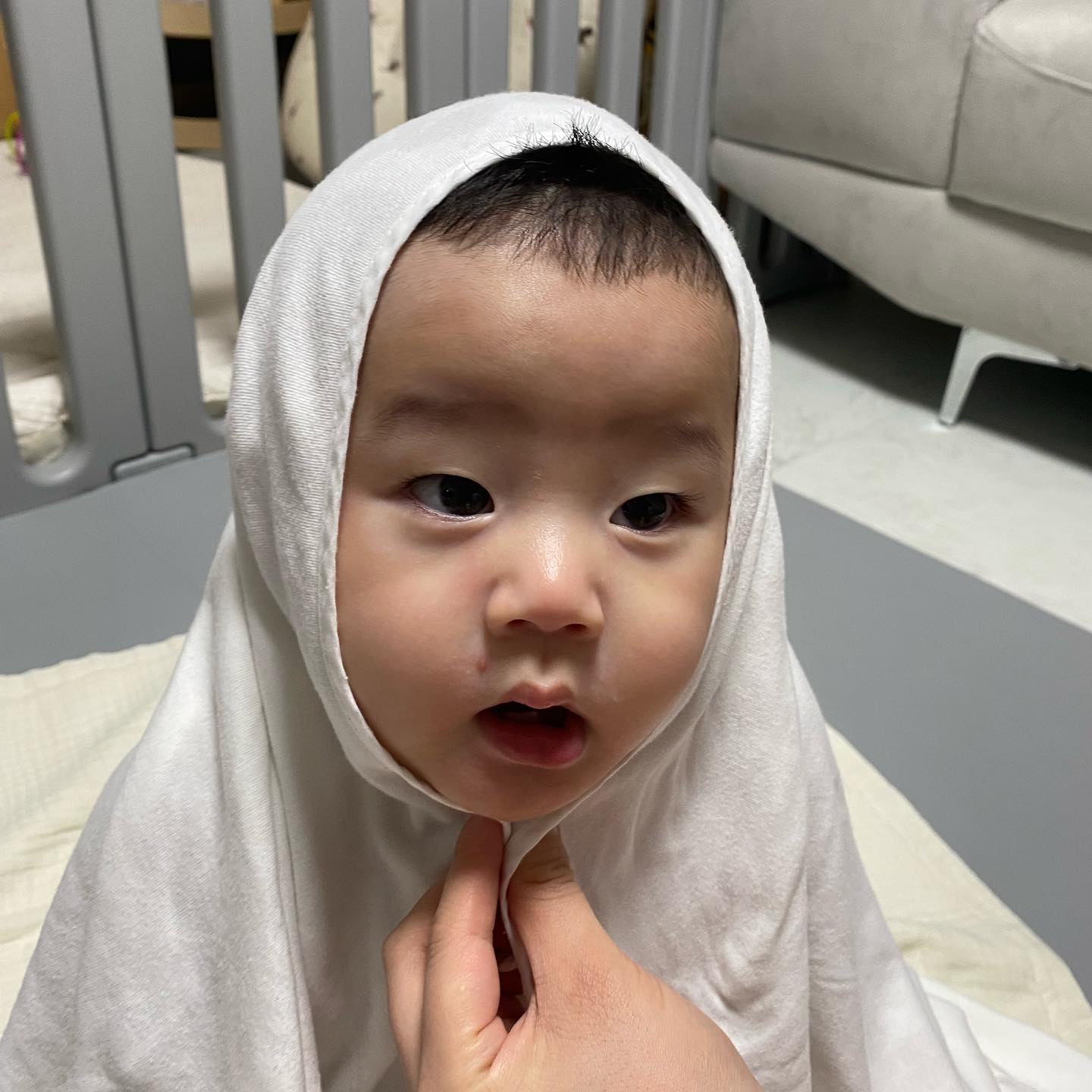 옆으로 넘기시오.

#생후230일 

퓨레를 코, 입, 얼굴 전체로 드시기에
목욕은 선택 아닌 필수 😂

#7개월 #8개월 
#7개월아기 #8개월아기
#흑호랑이띠아기