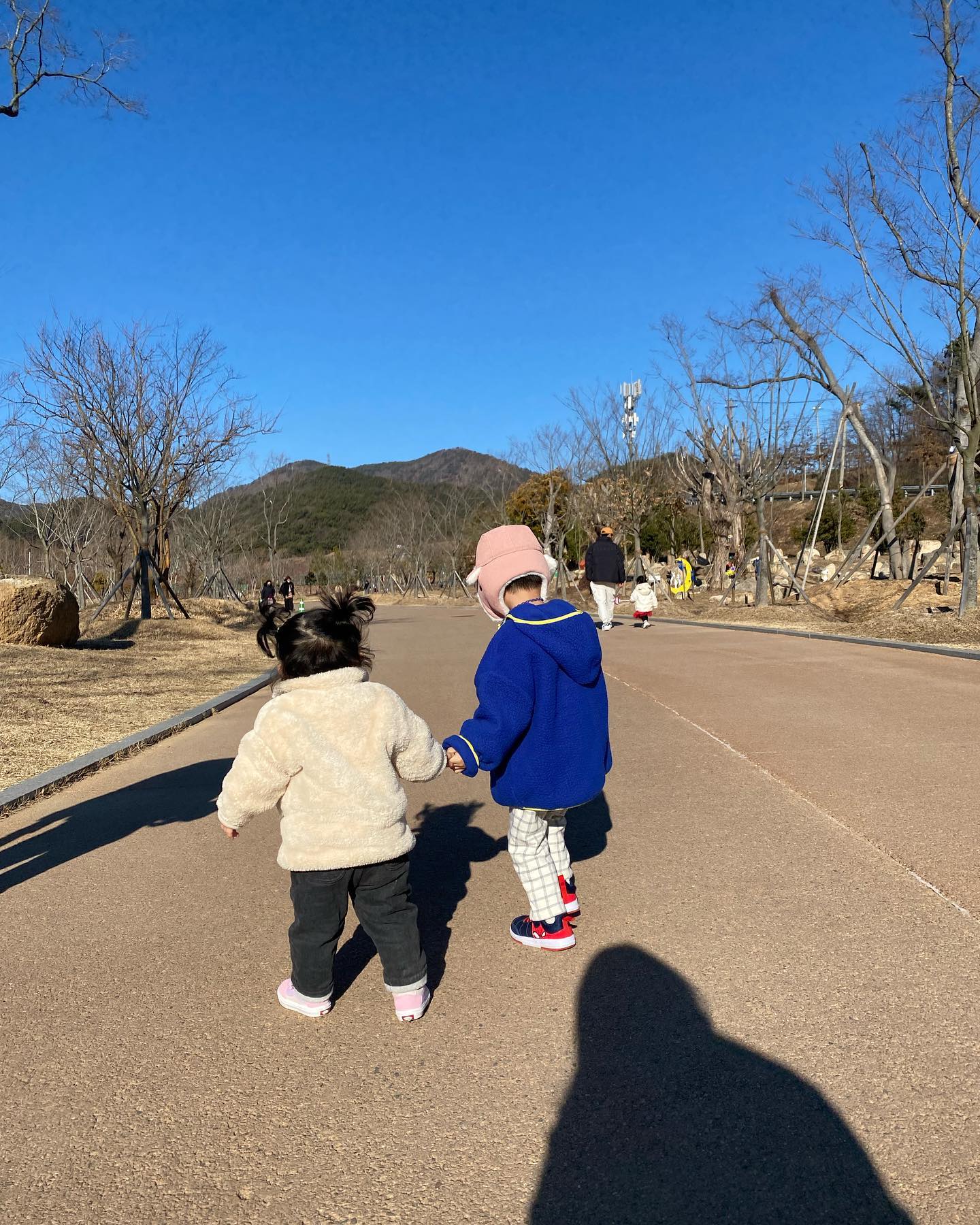 ❤️2023.2.5 생후 408일 하윤공주❤️

오랜만에 올리는 피드 주말에 아주오랜만에 아빠랑 야외나들이 요즘은 매일 밖에 나가자고 하는 우리집상전님 덕분에 엄마아빠도 바람쐬러~ 조카도 데리고 넷이서 수목원가서 동물구경도 하고 많이걷기도 하고 어느새 커서 오빠랑 손잡고 걸어다니고 엄마아빠 도움없이도 걷고 혼자 일어서고 하는거 보면 대견하기도 하고 뭉클하기도 하다 동물을 참 좋아하는 하윤이라서 직접 만져보고 가까이서 볼수있는곳을 찾았는데 다행히 양 산책시간 맞춰서 가서 한번 만져보고 너무 좋아하던 우리딸 수목원만 가기 아쉬워서 신세계가서 주라지도 들렸는데 회전목마는 별로 반응 없었는데 미끄럼틀은 너무너무 좋아했다. 밥도 맛있게먹고 후식도 먹고 나오는길에 또 공룡도 구경하고 우와우와 하던 너의모습 다음에 또 데리고 올께 꼭 우리하윤이 오늘 하루도 건강하게 잘자라줘서 너무너무 고맙고 엄마아빠가 많이많이 사랑해🫶 엄마가 출근하고 나서부터 전처럼 많이 챙겨주지도 못하고 휴대폰을 보니 하윤이 사진도 요즘은 잘 안찍었던데 반성해..내자신..그리고 하윤아빠야 너도나도 일하느라 힘들겠지만, 하윤이랑 더 많이 놀아주고 여행도 다니고 하윤이 기억에 좋은추억들 많이 만들어주자 제발 쫌 ^^🫶