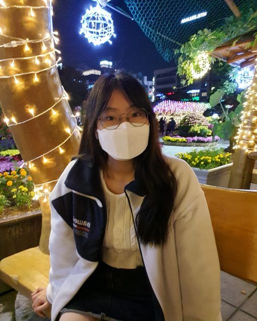 임수 on Instagram: "예쁜 조명에서 인생샷 촬영하기✨ 10.19 #축제 #빛축제 #셀카 #전신샷"