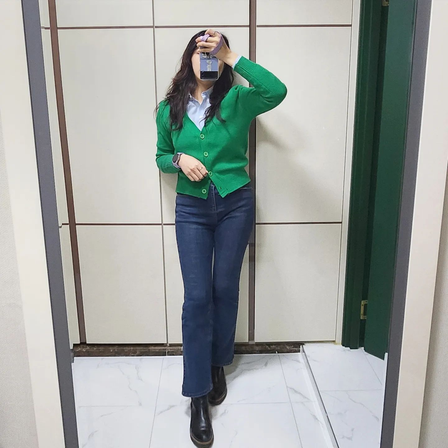 2023.02.07. 오늘의 #데일리룩 #출근룩
아침부터 외부 미팅 일정이 있는 오늘ㅠ
아침부터 바삐 움직이느라 정신이 없었네요

🤍 언니한테 선물받은 가디건

되게 오래전에 언니가 준 가디건인데 보풀이 좀 잘 생겨서 최근엔 안입다가 새로 보풀제거기를 사서 제거 하고 나니까 엄청 깔끔해졌더라구요😆