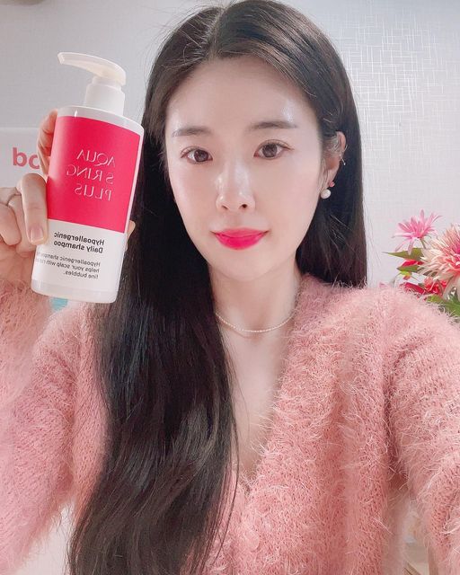 @huyni_ggini on Instagram: "#광고#협찬#아쿠아큐링#아쿠아에스링#아쿠아에스링플러스#약산성샴푸
#두피샴푸#두피수분샴푸#수분샴푸
#샴푸추천#미용실샴푸#정수리냄새샴푸

#셀피 #셀피스타그램 👶#딸맘 #self #도치맘 #육아소통#육아맘#selca📷 #육아일기#베이비그램 #베이비인스타 ❤️#육아스타그램 #follow4follow#selfie#ootd#육아맘맞팔 #행복육아❤️ #육아의기쁨#육아소통

요즘 머릿결이 너무 푸석하고 끝이 뚝뚝 끊어지네요 ㅠ 아쿠아큐링 아쿠아에스링 플러스 헤어 샴푸를 사용하는데 
건강한 두피와 모발을 위한 기초부터 탄탄한 샴푸로 알려져 있어요 💕
약산성 샴푸로 시작하는두피 ph 밸런스 케어에 두피의 밸런스를 지켜주고 외부로부터 두피를 보호해줘요 ~
20가지 아미노산 10가지 식물 추출물식물유래 계면활성제로 식물성 성분이 두피를 케어해줘요 ~
노폐물이 남지 않는 깔끔한 클렌징으로
미세하고 풍부한 거품으로 두피에 자극없이 노폐물을 깨끗하게 클렌징 해줘요 
샴푸 향도 좋고트리트먼트를 사용하지 않아도 부드러워서 좋아요 :)
헤어 전문가들이 선택하는 아쿠아큐링 샴푸 이유가 있더라고요 ~
푸석한 머릿결로 고민이신 분들이나 민감한 두피와 손상된 모발이 걱정되는 분들에게 추천드려요 ^^

@aquaqring_official 

​

​"