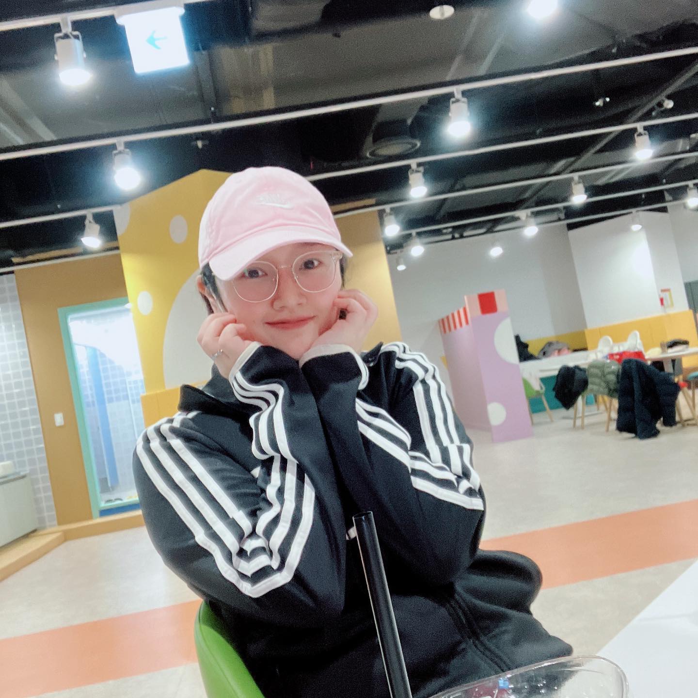 #키카출동
⠀⠀⠀⠀⠀⠀⠀⠀
예전에는 키즈카페에 가더라도
나랑 신랑이 졸졸 쫓아댕겼어야 했는데,
⠀⠀⠀⠀⠀⠀⠀⠀⠀⠀⠀
이제는 테이블에 앉아 있으면
아이들이 놀다가 나에게 돌아온다
⠀⠀⠀⠀⠀⠀⠀⠀⠀
⠀⠀⠀⠀⠀⠀⠀⠀
나는 오늘
키카에서 세월을 느꼈다
⠀⠀⠀⠀⠀⠀⠀⠀⠀
⠀⠀⠀⠀⠀⠀⠀⠀⠀⠀
⠀⠀⠀⠀⠀⠀⠀⠀⠀⠀
⠀⠀⠀⠀⠀⠀⠀⠀⠀⠀
[혀:니]
#이혀니즘 #별내맘
#키즈카페만드신분 #복받으세요
#복두번받으세요 #근데키카너무비싸