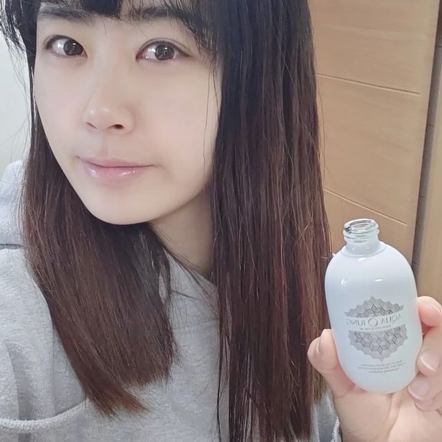 베리자몽🍓🍊 on Instagram: "#광고 푸석푸석한 염색모발에
@aquaqring_official 아쿠아큐링 스파이더 헤어오일 촵촵!

천연오일성분이 7가지나!
끈끈한 거미줄 제형이지만
끈적임은 없다는거~
향기도 완전 좋아요 ㅜㅜ
향수 필요없음!

머리에 촵촵 바른 후
드라이하면 끝!

아쿠아큐링 스파이더 헤어오일 
하고 안하고의 차이가 엄청나요!

바오밥나무씨오일, 아르간오일, 마카다미아씨오일, 아보카도오일, 호호바씨오일, 메도우폼오일, 스쿠알렌으로 촉촉!

#협찬
#아쿠아큐링
#아쿠아오링
#헤어에센스
#헤어오일
#퍼퓸헤어에센스
#아르간오일
#클리닉에센스
#단백질에센스"
