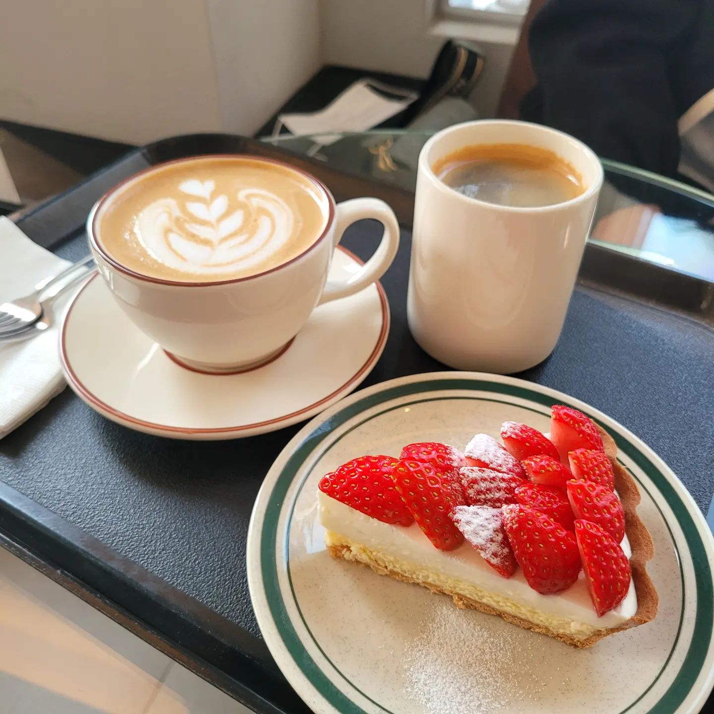 ☕️

할 말이 참 많지만
아껴둔 말은 더 많아
.
.
.
#카페투어 #디저트카페 #바닐라라떼 #아메리카노 #딸기타르트