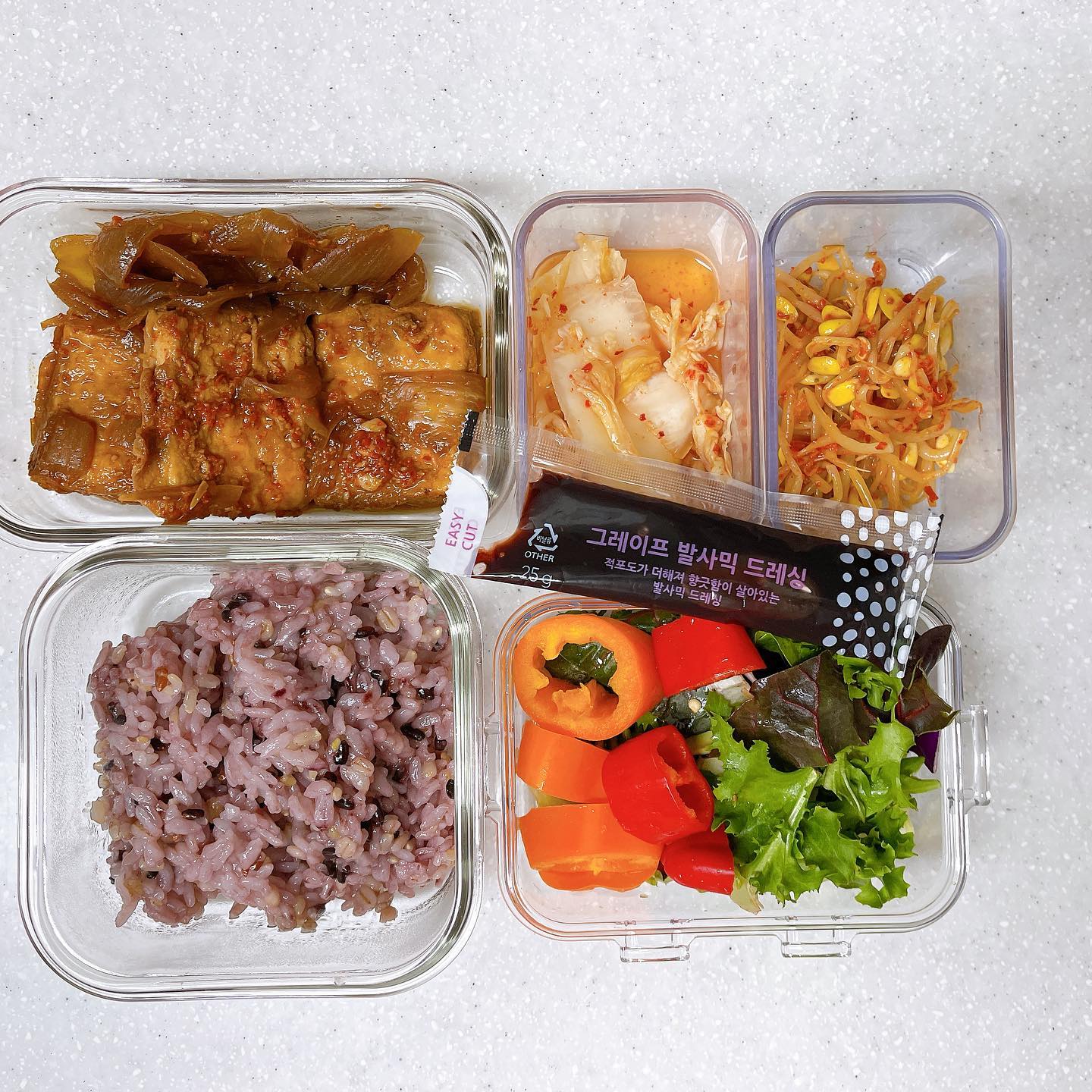 🍱23.2.8(수) 
잡곡밥 
두부조림
물김치
콩나물무침
파프리카+샐러드 

정작 만들고 준비한 사람은 안먹게 되는 도시락 
꼭 명절에 전 만들고나면 전 안먹는거 같은 그런 기분을 느낀다 🤣🤣🤣

​
#건강식단 #냉파도시락 #점심도시락메뉴추천 #일주일식단표 #남편도시락반찬 #직장인도시락반찬만들기 #수제도시락
​