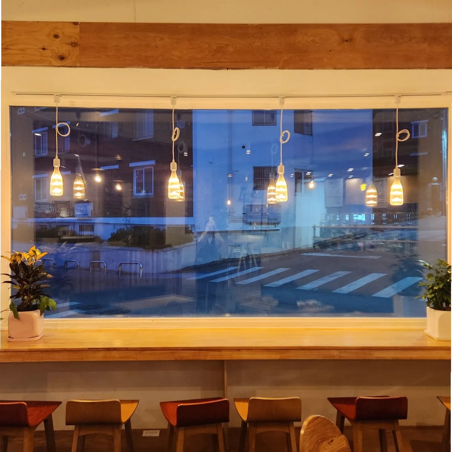 커피 맛집 Viva coffee

이런 동네에 
이렇게 퀄리티 좋은 카페가 있을 줄이야

개인카페는 디카페인 원두가 없기 마련인데 디카페인도 가능해서 감격

저녁이라 아포카토 디카페인으로 주문하고
덩그러니 혼자 앉아 
큰 창으로 바깥 멍~

이게 바로 힐링이지

#비바커피 #비바커피로스터스 #군산카페 #군산카페추천 #군산커피