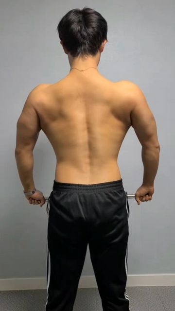 성민ㅣ𝐒𝐞𝐨𝐧𝐠𝐌𝐢𝐧 l on Instagram: "#협찬

[바디스터] 워터맥스 무게조절 덤벨 바벨 35kg제품을 보내주셨습니다💪

☑제품특징
층간 소음 걱정없는 무소음, 무충격 소재

타 제품처럼 모래 쏟아짐, 깨짐, 찍힘 등의 위험성이 없음

단단한 스테인레스 프레임과 자바라로 고중량 시에도 안전하게 운동 가능

이동이나 보관 시 부피 최소화

물을 이용한 전신 코어 운동 및 미세한 근육까지 자극 전달

Ps.물넣고 확실히 워터튜브를 꽉 닫아주어야 합니다.
꽉 안닫은 상태로 운동하시면 등짝 스매싱예약입니다.
설명서가 쉽게 되있어서 따라만 하시면 됩니다.
영상찍으면서 등, 이두, 어깨 운동 맛나게 했네요🤗

ㆍ
ㆍ
ㆍ
ㆍ

#광고#바디스터#무게조절덤벨#스쿼트#홈짐#홈트레이닝기구#실내운동기구#무게조절바벨#덤벨세트#무게조절덤벨추천#조립식덤벨#덤벨세트#무게조절덤벨35kg#무게조절덤벨40kg#무게조절덤벨20kg#데드리프트"