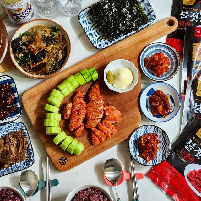 원다의 먹방일기 🙂 on Instagram: "#광고 #끼닛
🍶 맛있게 맵다! 완벽한 술안주&밥도둑 불젓갈 시리즈..😍😍

🍶 불젓갈4종세트(22,600)
 - 오징어 + 낙지 + 명란 + 명태회
 - 명란이 하면.. 명란마요.. 버터 가득에 앞뒤로 살짝꿍씩 굽고 오이 챱챱 썰어 마요소스와 함께 해주면 술이 술술..😊😊 젤로 맘에 들었던건.. 매콤한 명란이는 처음이댜. 버터와 매콤한 명란이가 함께하니 감칠맛이 더 돈다. 술맛이 더 좋다..😎😎 매콤한 명란이와 오이는 또 을매나 잘어울리게요💛💛 오이 하나만 썰었다가 넘모 맛있어 한 개 더 썰어 냠냐미 했댬😳😳❤❤
 - 명태회젓갈은.. 먹자마자.. 냉면위에 올려먹고 싶다는 생각이 강하게 든댜..😁😁 두툼두툼하게 썰려있어 식감도 너무 좋고, 역시나 매콤한 맛이 완전 내스타일이야앙🥰🥰 조만간 비냉이랑 물냉 사서 올려먹어야징💟💟
 - 낙지젓은.. 내가 젤로 좋아하는 낙지젓 카펠리니가 호로록 생각나는 맛이다. 매콤하기 때문에 향긋한 들기름과 깻잎 들깨가 넘나 잘 어울릴것 같다는 생각 팍팍🌟🌟🌟🌟
 - 오징어젓은 깔끔하이 밥위에 올려먹으면 개꿀맛😃😃 쫠깃 쫄깃한게 김위에 올려 먹으면 순삭 사라지는 마법..🤤🤤

🍶 4종세튼데! 구매하고 리뷰해준다는 선증정후리뷰 약속으로 명태회젓갈을 한봉지 더 준다!!(개이득) 리뷰 올리러 가야지 춍춍❣❣ 개별로 소포장 되어 있어 먹기에도 편리하다😙😙

🍶 울엄마 LA갈비가 먹고 싶다는 마 뿌렌을 위해 한상차림 거하게 하기 히힣 맛있는 사케 들고와줘서 더 맛있게 먹었다😋😋 명절상차림 + 꺠운한 젓갈 + 오뎅탕 조합은 정말이지 완벽했다🤩🤩 

.
.
◼ 끼닛 @kkineat_official
.
#원다의집밥 #명란젓 #오징어젓 #낙지젓 #명태회무침 #명태젓 #젓갈 #젓갈요리 #젓갈반찬 #반찬 #반찬스타그램 #밥도둑 #불젓갈 #매운젓갈 #쿠보타준마이다이긴죠블랙라벨 #쿠모타준마이다이긴죠 #준마이다이긴죠 #사케 #사케스타그램 #알콜 #알콜스타그램 #홈쿡 #홈쿡스타그램 #집밥 #집밥스타그램 #안주 #안주추천 #안주스타그램"