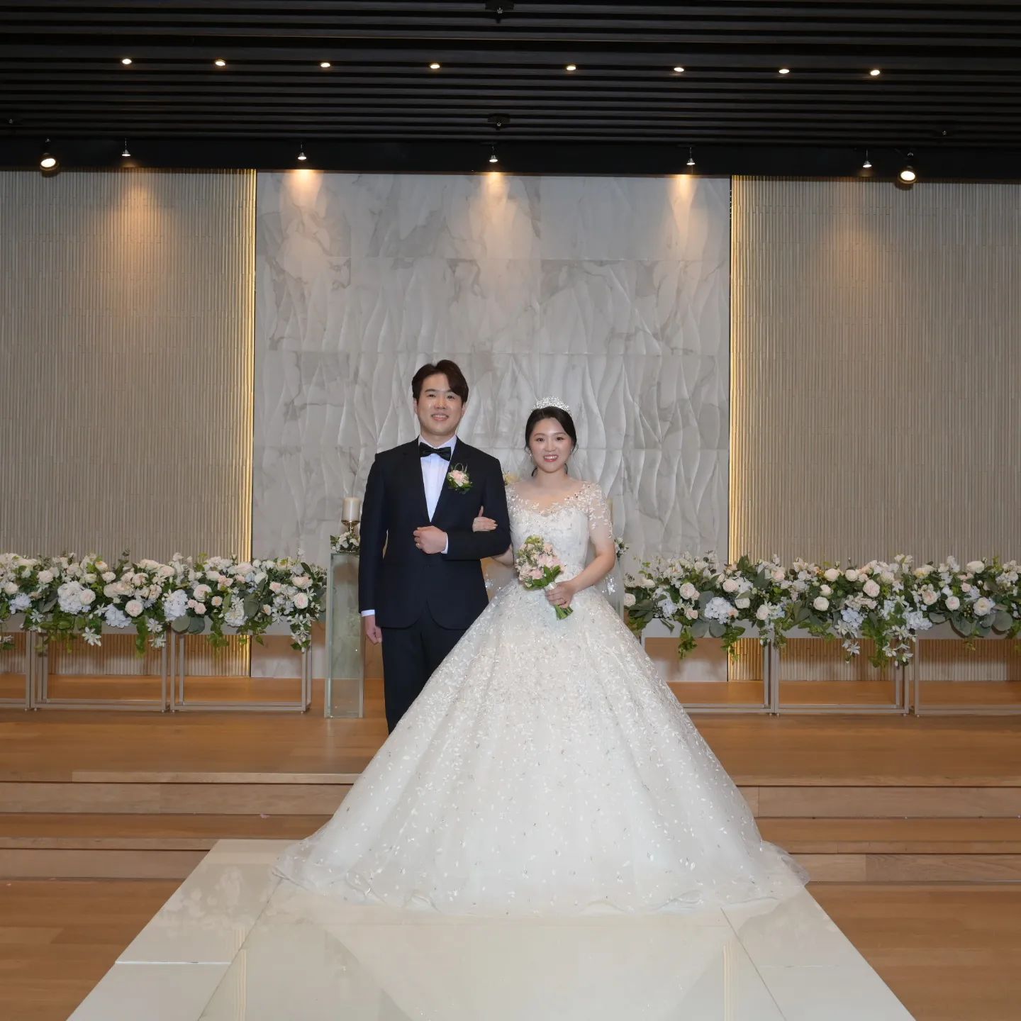 원판 사진을 찍을 땐 몰랐는데 스냅사진으로 보니 조명이 어두워서 깜놀!
다행히 중간에는 다시켜져서 괜찮았는데 초반 사진은 좀 어둡게 나와서 아숩

direct.wedding
#다이렉트결혼준비 #결혼준비 #본판사진 #본식사진 #sw컨벤션센터 #웨딩홀 #결혼준비는다이렉트결혼준비카페에서 #추천인코드 #팡두리 #다이렉트추천인
추천인코드 입력후 계약시 포인트3만원적립
추천인: 팡두리