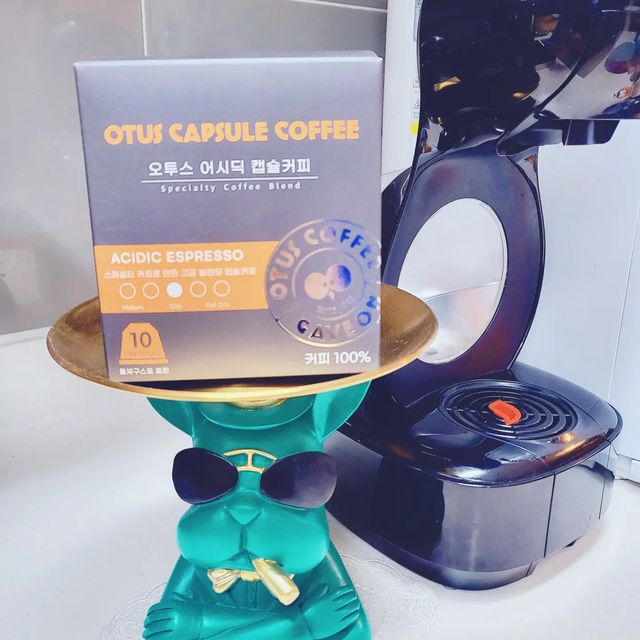 윤지니 on Instagram: "#협찬

🔹️오투스 어시딕 캡슐커피☕️

항상 우리의 아침을 함께하는
#커피한잔☕️ 돌체구스토 오리지널
호환가능한 #오투스어시딕캡슐커피
출시되어 맛을봄❤️

✔️산미뿐만 아니라 카라멜 같은 단맛도 느껴짐
✔️끝맛이 쓰기보다 깔끔하고  깊음
✔️개인적으로 에스프레소로 먹어도 쓴맛이
  심하지않았음
✔️우유와  함께 라떼로 마시니 더 럭셜함😍
✔️돌체구스토 호환 캡슐커피라 편리함❣️
✔️스폐셜티 캡슐커피❤️

➡️ 집에서도 이렇게 럭셔리한 #홈카페를 즐길수
  있게 해준 #오투스어시딕캡슐커피 흥하자🤩

#협찬 #캡슐커피 #돌체구스토호환캡슐 #스페셜티캡슐커피 #커피 #오투스캡슐커피 #오투스커피 #셀카 #셀스타그램 #데일리 #일상소통 #소통 #소통그램 #팔로미 
#fashion #얼스타 #맞팔 #좋아요 #좋아요반사"