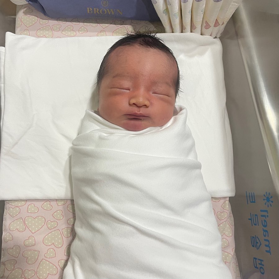 울 아들램 너무 예쁘지용
보자마자 너무 예뻐서 울었음 ㅜㅜ
도치맘 확정인가 아몰랑 귀여웡🥰