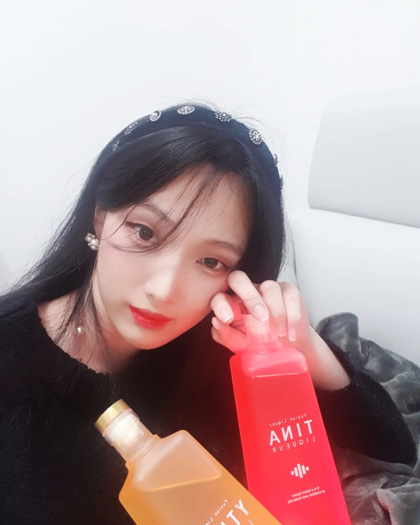 #협찬
인서타 감성 홈파티 할 따람!🙋‍♀️ 

티나에서 예쁜 술 선물을 보내주셨어요💖

전통주인데 왜 이렇게 예뻐,,?
티나,,, 너,, 뭐 돼? 

어, 뭐 돼!
🗣(속닥속닥) 

뭐어~~?👀
국내산 딸기🍓를 원료로 만든 한국 전통주인데,
심지어 하단 버튼을 누르면 빛✨이 나는 파티용 술이라구? (웅성웅성👥
레몬맛도 신규로 출시됐다니!🍋
🤸‍♂️🤸‍♀️🤸 

TINA,,, 너 이런식이면,, 전통주 1등밖에 못태,,,🤦‍♀️ 

.
그렇다면 맛은 어떨지!
제가 한번 마셔봣읍니다🥂 

저는 지금까지 다양한 술을 접해봤다고 생각했는데
전통주는 처음이더라구요
그래서 너무 궁금했던! 

먼저 딸기맛은 상큼하고 뭔가 약간 체리맛?이 조금 더 느껴져서 인상적이었어요
레몬은 그보다 조금 더 달고 향이 좋았어요! 

딸기는 샷으로 마시구
레몬맛의 Y티나는 토닉워터에 타서 하이볼처럼 마셨는데
완전 취향저격,,,❤ 

소주처럼 알콜향 나는 술을
잘 못마시는 분들께 추천드려욥!😆 

.
티나리큐르는 인터넷으로 구매하실 수 있습니답 

🍓온라인 입점 채널🍋
[옥션,  G마켓, 11번가, 위메프, 쿠팡, 네이버쇼핑, 아이디어스] 

tina.insta.kr 

. 

. 

. 

#티나 #티나리큐르 #램프리큐르 #칵테일 #칵테일추천 #클럽파티 #신년회 #신년파티 #신년행사 #캠핑용품 #일상소통 #맞팔은댓 #좋반 #fff #셀스타그램 #likeforlikes #フォローバック #좋아요반사테러
