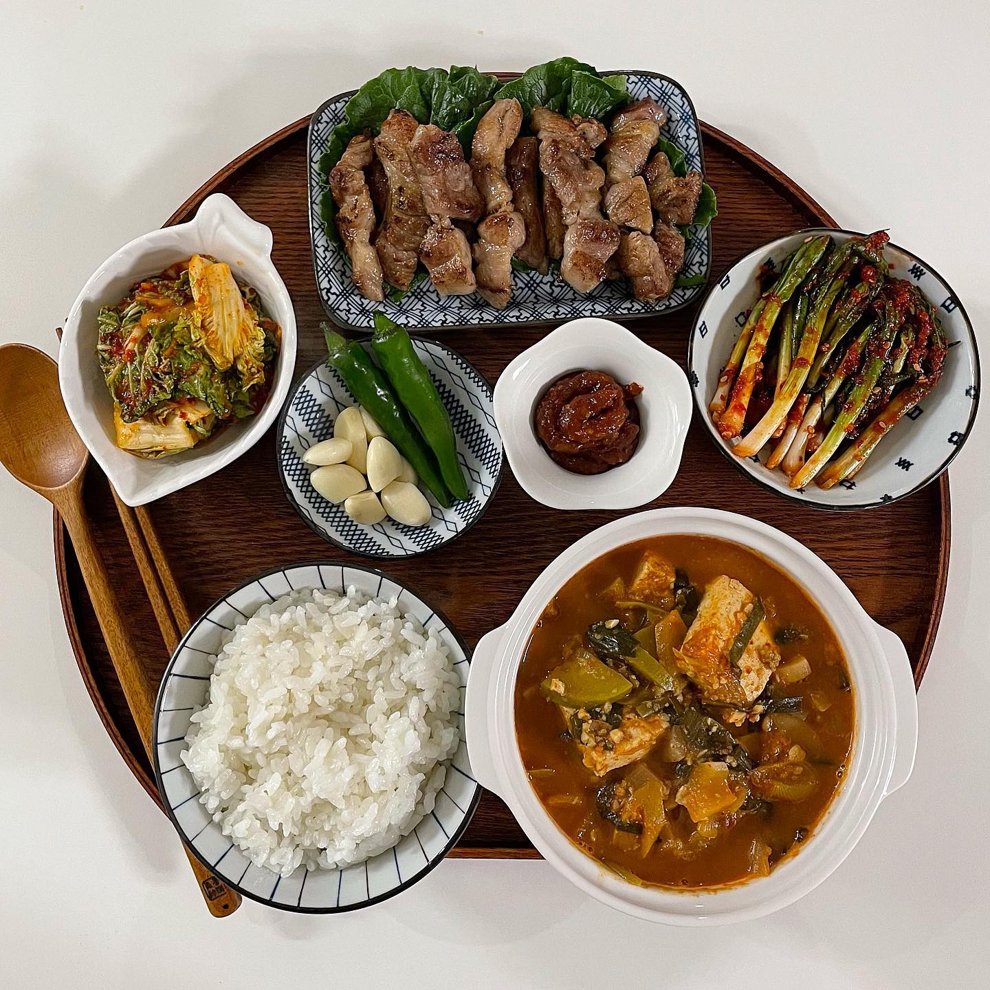 고기반찬 밥상에 이젠 이거 놓으세요 #고기친구 👇🏻
고소하니 씹는 식감도 좋은 겉절이! 저희 남편은 고기 먹을 때
쌈싸먹는걸 상당히 귀찮아 하더라고요😅
이럴 때 반찬으로 맛있는 겉절이를 올려주면
고기와 함께 올려주면 아~주 잘 먹는답니다.

고기와도 어울리고, 자박하게 끓인 된장찌개와도
정말정말 잘 어울리는 겉절이!
고기반찬이 있을 때 식탁위에 올려놓으시면
누구든 순삭할 맛있는 맛있는 반찬이 될거에요😋

과하게 달지않고 산뜻하게 먹을 수 있는 레시피로 가져왔어요 🤗
**많이 달지 않은 양념이니 단맛을 좋아하시는 분들은 기호껏 조절해주세요**

📌겉절이 레시피
▫️재료
봄동 큰 포기 1포기(작은 것은 2포기) 250g
▫️양념
고춧가루4T, 멸치액젓3T, 매실청 2T, 새우젓 0.5T, 다진마늘 1T, 다진생강 0.1T
▫️레시피
1. 생으로 먹는 배추 겉절이 이기 때문에 이파리가 두껍지 않고 연하고 부드러운 속잎으로 이파리를 뜯어내서 깨끗하게 씻어준다.
2. 너무 작은 이파리는 통째로 넣고 중간잎들은 어슷하게 사선으로 자른다.
3. 겉절이 양념을 볼에 미리 섞어둔다.
4. 골고루 버무려질 수 있도록 손바닥으로 천천히 문지르면서 무쳐준다.
5. 간을 보고 싱거우면 액젓을, 단맛이 부족하면 설탕 또는 매실청을 첨가해준다.

#j레시피_겉절이
#겉절이 #레시피 #반찬 #반찬메뉴 #신랑밥상 #집밥 #저녁메뉴 #고기반찬