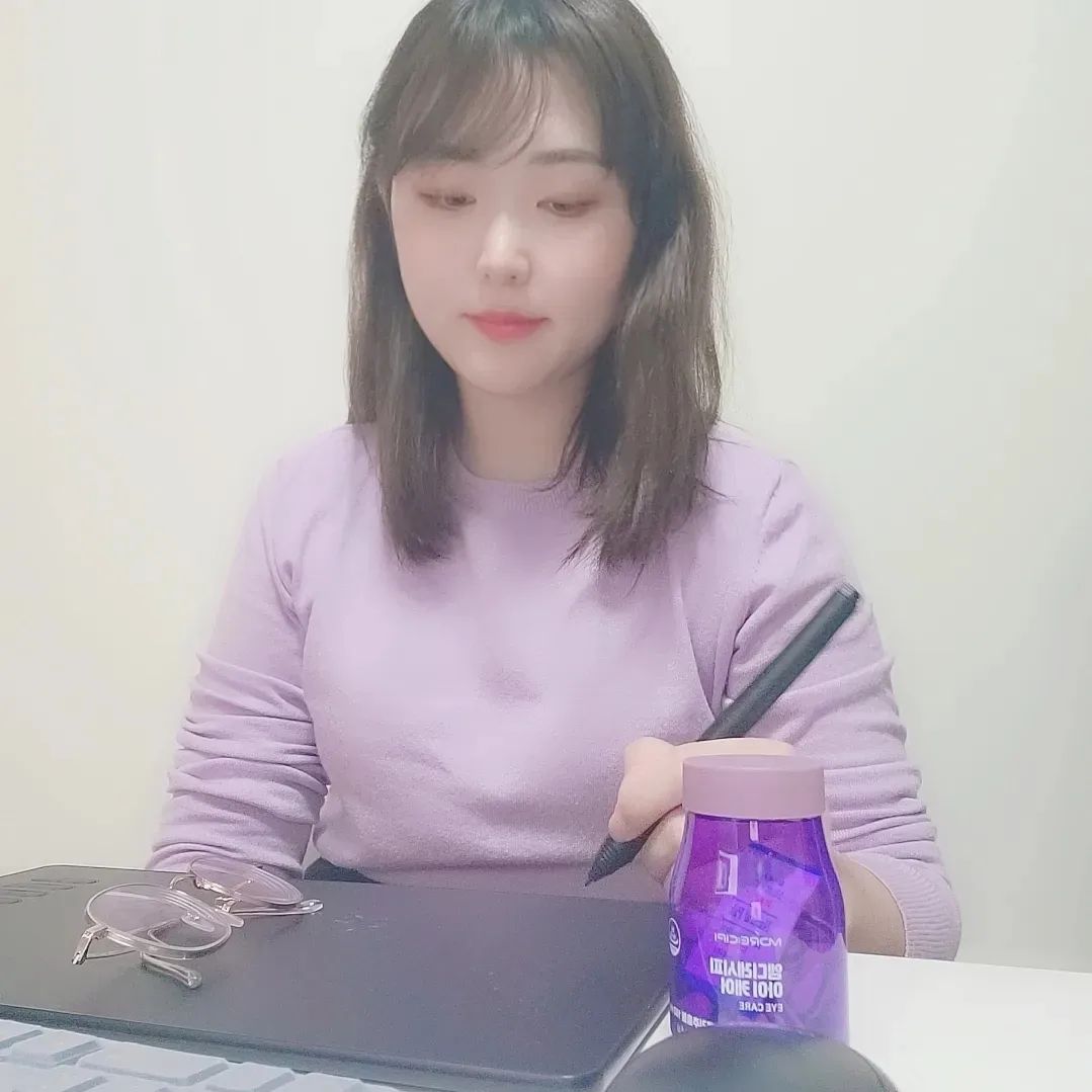 #협찬 
하루종일 나도 모르는 사이 
지치고 피곤한 눈🥲
특히 야간에 장거리 운전을 자주하다보니 남들보다 더 피로하더라고요 ㅠㅠ 
그런 눈을 케어해줄 프리미엄 빌베리 눈 아이케어<<

뉴트리케어 엠디레시피 아이케어는 
60정 1달치로 
하루 1번 2정을 먹으면 되는데 
2정 기준으로 눈 피로 개선에 도움을 줄 수 있는 빌베리 추출물이 160mg정도 함유했다고해요~~
어느정도냐면 빌베리 생과 16알 정도?

베리맛 츄어블 타입이라 남녀노소! 온 가족이 함께 먹을 수 있는 제품인데요👍
언제 어디서나 씹어 먹거나 물과 함께 섭취할 수 있어서 간편하고
맛있어서 잊지않고 챙기게 되더라고요~

평소 스마트폰, pc 사용 등 눈을 자주 사용하시거나, 눈이 자주 피로하신 분께 추천드려요!

nutricare_official
#아이케어 #눈건강기능식품 #눈건강 #눈건강식품 #눈건강보조제 
#눈보조제 #눈기능식품 #빌베리 #건조한눈 #눈노화케어 #루테인 
#건강기능식품 #엠디레시피아이케어 #뉴트리케어 #선팔 #맞팔
#일상 #셀카 #셀피 #소통 #데일리 #daily #selfie #selca
#오늘뭐하지 #오늘뭐먹지 #선물추천 #좋아요
#오운완