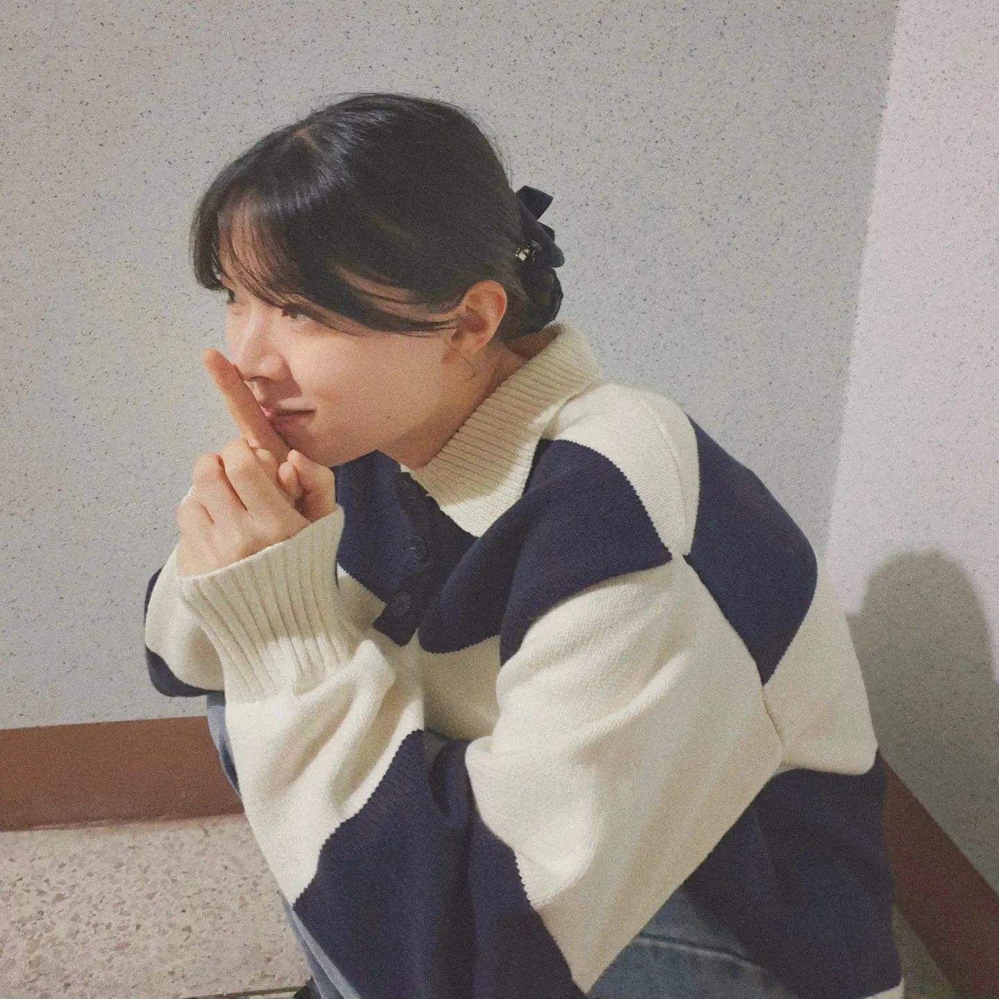 #상품제공

˚✧₊⁎ Striped Collar Knit Navy ⁎⁺˳✧˚

에이블리뷰어에 선정되어서 에잇세컨드 브랜드의
니트를 착용해보게 되었습니다! (●ˇ∀ˇ●)
사랑스러운 오버핏 캠퍼스룩의 정석!
개구진 느낌도, 지적인 느낌도 귀여운 느낌도
모두 가지고 있어 어떤 룩이던 다양하게 소화할 수 있고
편하게 자주 입을 수 있는 데일리한 제품!🤗

*이번 사진은 대만 영화에 나오는 여대생일법한(?)
느낌으로 찍어봤어요..☆

📚 양쪽 소매와 밑단에 디자인된 시보리 덕분에
  사랑스럽게 볼륨감이 살아나는 오버핏 (중요 👍)

이 제품은 보통 카라 니트랑은 좀 다른 특징이 있는데요!
독특하게 소매 시보리 면적이 꽤 넓어요!
그래서 그런지 팔목은 더 슬림해 보이게 해주고
밑단 시보리도 옷에 전체적으로 풍성하게 볼륨감을
줘서 날씬해보이는 오버핏을 연출해준답니다!😍
 
참! 가로 줄무늬여서 혹시 부해보일까봐 걱정하신다면
걱정마세요! 얇은 가로 줄무늬면 부해보이는 경우도
있지만 이 제품은 굵은 가로 줄무늬 여서 전혀
부해보이지 않고 깔끔하고 단정해보여요😘

📚 데일리룩 & 캠퍼스룩의 정석템 답게 다양한
  느낌으로 연출 가능한 스타일링

베이직한 팬츠와 안경과 함께 매치해서 학점도
잘 챙기고 학우들과도 잘 지낼 것 같은 과대재질 느낌을
내볼 수도 있고요! 와이드하고 여유있는 사이즈의
데님팬츠와 야구 모자나 비니를 매치해서 주량도 높고
장난끼 많고 운동신경도 좋은 인싸 느낌을 내볼 수도
있고요! 테니스 치마와 매치해서 청순하고 발랄한
느낌도 내볼 수 있답니다!😚

📚 계절감

아주 더운 여름만 아니라면 어느 계절이든 무난히
입을 수 있을 것 같습니다! 적당히 두께감이 있어서
레이어드하거나 아우터를 입으면 겨울에도 입을수
있을 것 같아요! 특히 봄이나 가을엔 아주 그냥
제일 많이 손이 갈 법한 니트 입니다! 😍

[에이블리뷰어가 상품을 무상 제공받아 꼼꼼하게 작성한 리뷰입니다]

#에이블리뷰어 #에이블리 #에잇세컨즈 #상품제공 #카라니트 #캠퍼스룩 #데일리룩 #오버핏니트