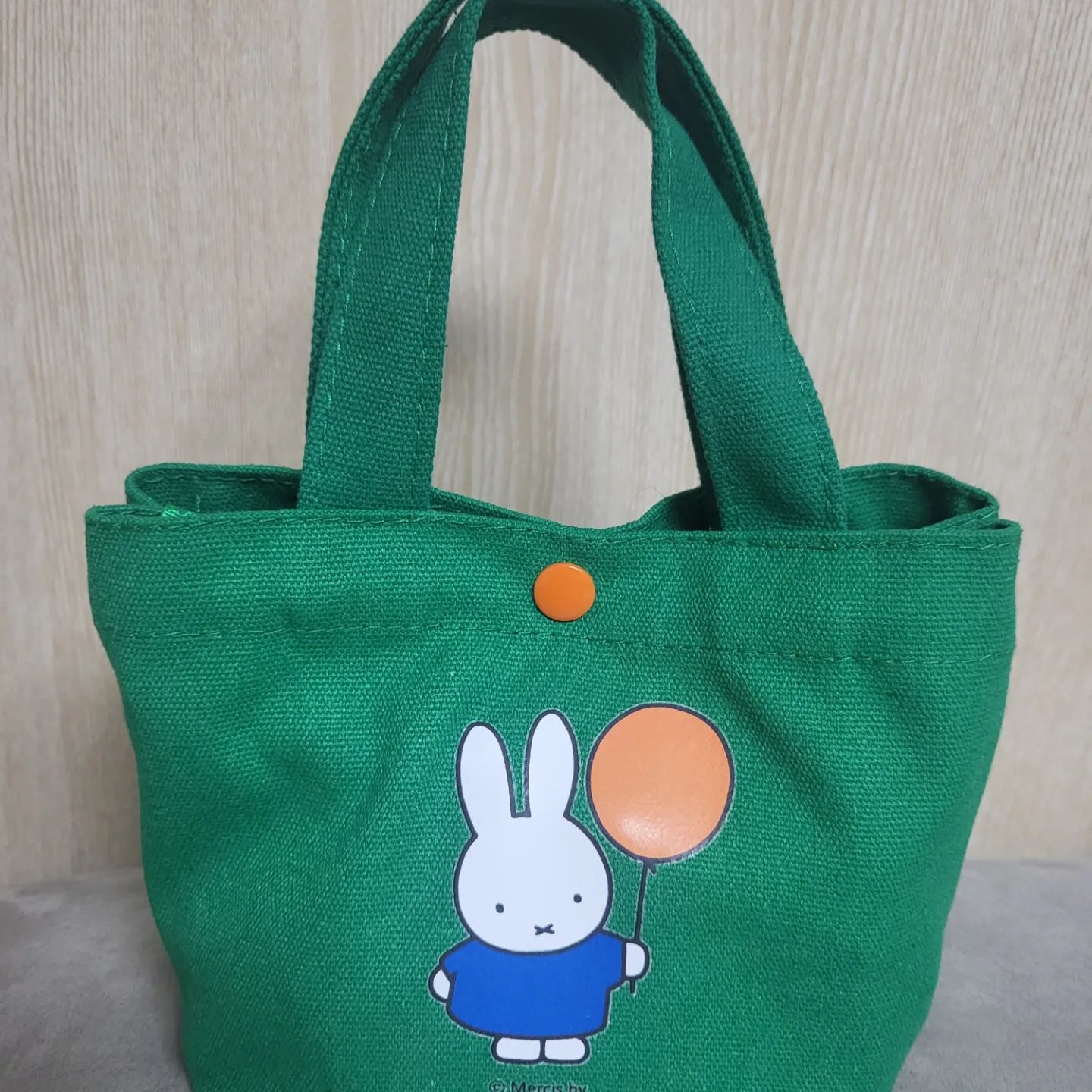 깜짝 선물 🎁
선물은 참 기분을 좋게 한다.
뜻밖의 선물이라 더
일콩이 3살때 만났나  4살때 만났나
기억도 가물 가물
너무 익숙해져서 잊은듯
성별 다른 아이 키우면서 보고 듣고 배우고 공감을 느끼는 우리
고.마.워
안에 들어 있는 초코들이 딱 내스타일
크런키 ㅋㅋㅋ 
달달한거 먹고 힘내면서 육아하자~

#선물 #깜짝선물 #감동
#소중한인연 #육아맘 #초콜릿
#육아소통 #아들스타그램 #육아
#육아소통그램  #아들바보 #초등맘
#육아일기 #육아맘 #선팔 #맛팔
#선팔하면맞팔 #선팔 #줌아줌마