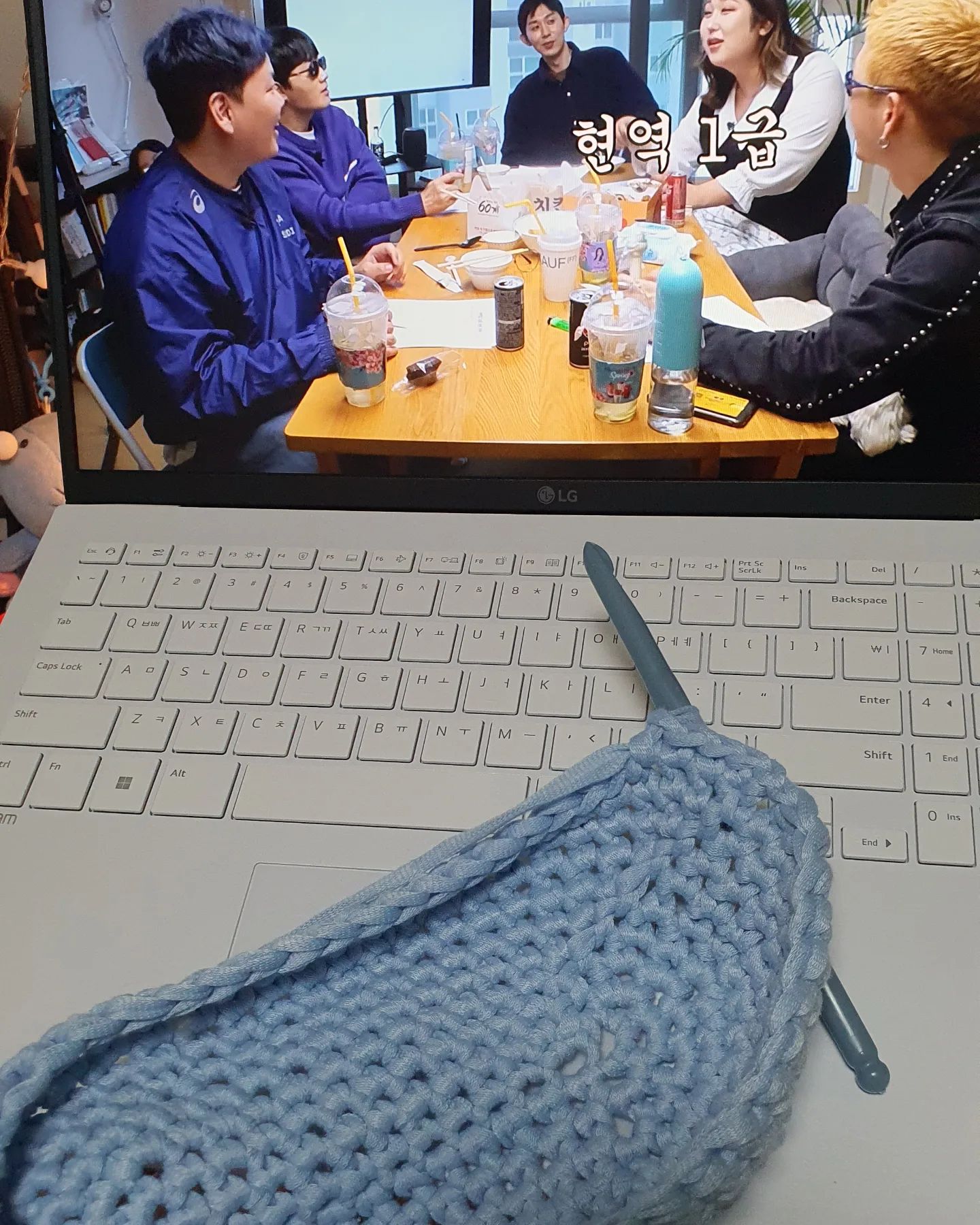 🧵

인님들의 요즘 취미 뭐예요?
전 요즘 뜨개질이 참 재미져요..☺️

다있소에서 산던 실이 10개 넘게 남았는데
이번엔 가방 맨들구 있어요.
다 만들면 보여드릴게요!

다들 수요일도 수고하셨어요.
이제 이틀만 지나면 주말이닷🔥

ps. 인스타 사진 오류 제발....ㅠㅠ

#뜨개질가방 #가방만들기 #뜨개질취미 #테이프실 #다이소실 #다이소취미템 #다이소추천템 #다이소꿀템 #뜨개질초보 #취미공유 #취미추천 #신혼쀼 #신혼소통 #신혼일상 #신혼일기 #신혼부부소통 #신혼부부일상