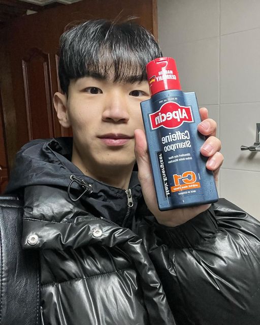 패션맛집 메모 on Instagram: "#협찬 
오늘은 좋은 기회로 @alpecin_korea 에서 샴푸를 협찬 받았습니다 :) 😆

직접 사용해보니까 되게 모발이 튼튼해지는 느낌이 바로 들더라구요! 

그리고 향이 남성적인 향으로써 임팩트있는 모습을 연상시키는듯 해서 너무 취향저격이었답니다! 

저처럼 파마를 많이 하시는 분들에게 강추 드리고 모발 걱정이 많으신 분들에게도 강추드립니다🧐

① 하루 2분 사용으로 완성하는 힘있는 모발, 알페신 카페인 샴푸 C1
- 100년이상 전통의 독일 코스메슈티컬 전문기업 닥터볼프에서 출시한 모발&두피 강화 카페인 샴푸
- 유럽 특허를 보유한 닥터볼프사 고유의 ‘카페인 복합체’ 성분 함유
- 남성 모발 고민을 유발하는 성분과 싸워 두피를 활성화 및 모발 강화
- 카페인 성분이 충분히 흡수되도록 샴푸 도포 후 2분간 잔류 후 헹굼
 
② 핵심 성분, ‘카페인 복합체’ 소개
-독일 닥터볼프의 100년 이상의 기술력이 알아낸 결과, 카페인은 약해진 두피를 보호하고 모발에 에너지를 원활하게 공급하는데 도움을 줌.
-다만, 모든 카페인이 도움을 주는 것이 아니며 카페인이 든 음료를 머리에 바르는 것은 효과가 미미하고 음료에 포함된 다른 성분이 오히려 두피를 자극할 수 있다.
-가장 바람직한 방법은 닥터볼프 고유의 카페인 복합체가 함유된 제품을 사용하는 것!
-알페신의 ‘카페인 복합체’는 제조사인 닥터볼프사의 오랜 연구를 통해 개발한 성분
-유럽 특허를 보유하고 있는 공인된 성분으로, 국제피부과학회지 등 세계 유명 학술지를 통해 원료적 효능이 입증됨
-알페신 카페인 복합체는 두피에 직접 에너지를 공급해 힘없는 모발 개선에 도움을 줌

#알페신 #alpecin #힘있는모발 #두피에너지충전 #남성샴푸 #샴푸추천 #두피관리 #남자머리 #머리관리 #관리하는남자 #관리의중요성 #두피관리 #남자는머리빨 #헤어스타일"
