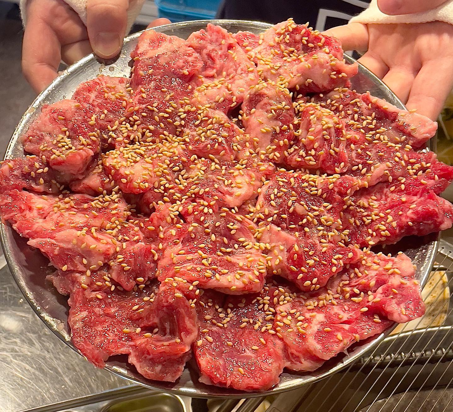 [ 숙대입구역 소갈빗살 맛집 : 남산 드럼통 ]

레트로 감성포차 느낌의 소갈비집

(양념소갈빗살 한근 39,000원 / 갈비된장찌개 12,000원 )

외관부터 맛집의 기운이 느껴지는 가게에서
양념 소갈비를 먹고왔어용😘 자리에 앉으면 개인당 시원한 국수 한그릇씩 주시는데 냉면육수 맛이에요ㅋㅋㅋ고기 나오기전에 
한 그릇 뚝딱 해치웠답니다😏 고기는 숯불에 구워먹으면 
더 맛있는거 아시죠??! 한 접시 가득 나와서 가성비도 굳👍
단짠단짠 양념이 발라져 있어서 더 맛있고 잡내 하나 없이 
엄청 부드러웠답니다,,🫶 그리고 갈비 된장찌개 꼭 시키세용!!!
건더기랑 갈비대가 짱 많이 들어가 있는데, 
무엇보다 국물 끝장납니돠아악,,🤤 두명이서 뿌시고 왔어용🤗

📍가성비 좋음

- 서울 용산구 두텁바위로 4-1
- 월요일~일요일 15:00 ~ 22:30
 (입장마감 21:30)

_