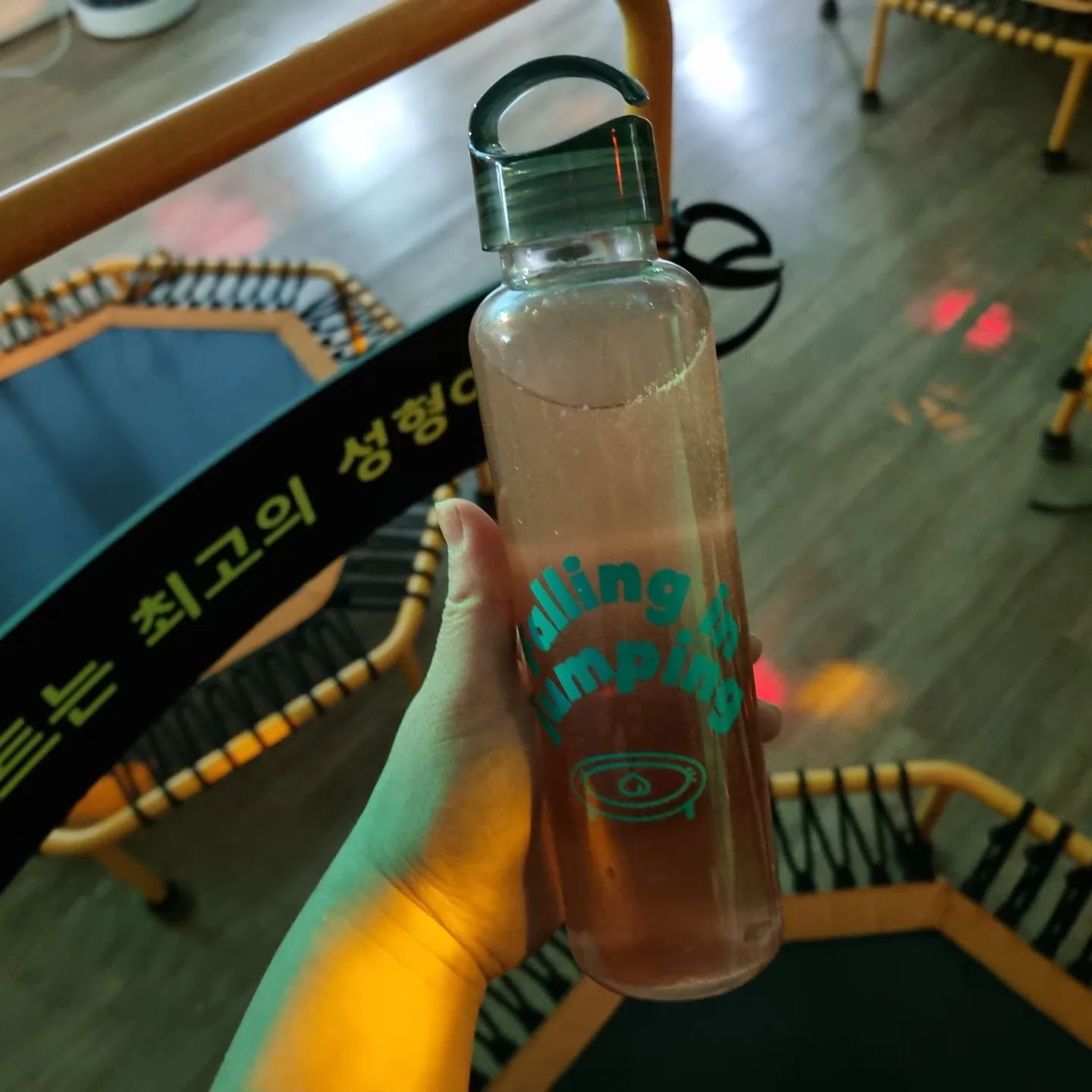 #첫줄안녕 오늘도 아침일찍 #주말운동 텀블러이벤트로 획득한 #에너지고스틱 운동 중 땀나 많이 나도 노폐물배출에 좋고 운동시 에너지도 올려준다고 함.  지난번 운동때 반포 먹고 남은 반포 챙겨  #점핑점핑 이번달 #도다 #도전다이어트 좋은결과 있어라~~얌!!!

식단관리도 지난번 보다 더 철저하게 하는 중 ㅜㅜ #식단관리 힘들다 먹고싶은거 많을 나이(?) ㅋㅋㅋㅋ 

#노량진점핑 #노량진운동 #노량진점핑운동 #폴링인점핑 #노들역점핑 #점핑운동추천 #점핑다이어트 #일상 #소통 #좋아요 #운동그램 #다이어트그램 #점핑그램 #다이어트 #다이어트시작 #인친환영
falling_in_jumping_jj
falling_in_jumping