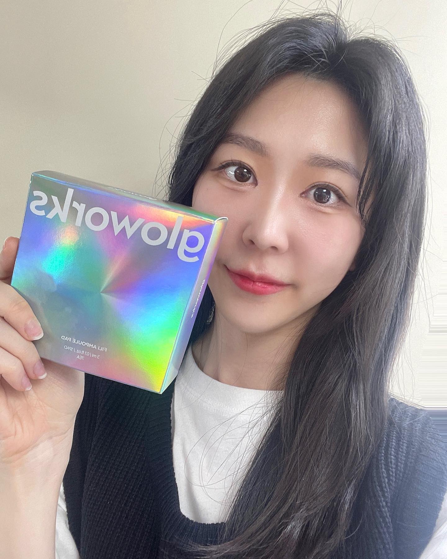 #협찬 [글로웍스] 필리 앰플패드

명주실을 사용하여 만든 독점 패드로 금보다 비싼 실콜라겐 함유하고 있어요!

이 실콜라겐은 사람의 콜라겐 성분과 99% 일치하여 피부 탄력을 보다 탄탄하게 채워준답니다!

사용해보니 패드로 쓱 닦아줬을 뿐인데 피부 화장이 넘 잘 먹고 각질 뜨는 거 없이 매끄러운 느낌은 물론 탄력까지 느껴지더라구요!

각질케어 뿐만 아니라 펩타이드, 히알루론산 성분으로 수분 충전&피부재생까지👍🏻

개별포장 되있어서 위생적이고 휴대하기 편해서 넘 좋았답니다!

#글로웍스 #gloworks #gloworksbeauty #필리앰플패드 #앰플패드 #속광속결패드 #세신관리패드 #명주실패드 #실면도패드 #각질패드 #피지패드 #모공패드 #각질제거 #각질케어 #피지관리 #피지케어 #모공케어 #모공관리 #피부결개선 #피부결정돈 #피부톤개선 #피부톤케어 #화잘먹패드 #꿀피부패드 #트러블패드 #패드추천 #도자기피부 #필링패드