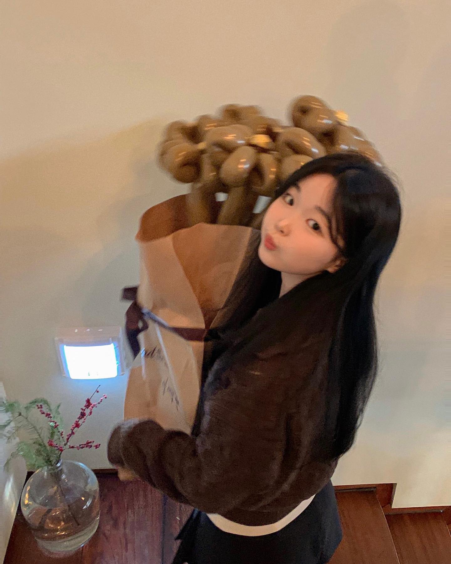 𝐇𝐚𝐩𝐩𝐲 𝐕𝐚𝐥𝐞𝐧𝐭𝐢𝐧𝐞'𝐬 𝐃𝐚𝐲 🍫
그리고 두번째 샤넬 ..🤎 
스윗 보이 !!!!!