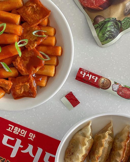 우니 | ෆ우니냠냠ෆ on Instagram: "#우니냠냠_택배 (제품제공)

쿠캣과 CJ제일제당의 콜라보로 탄생한 학교 앞 떡볶이 st. #다시다떡볶이. 다시다 넣기 전에도 소스가 괜찮았는데, 다시다 한 포 넣으니 진짜 마법처럼 맛이 변함🪄 매콤! 달달! 감칠맛! 그대로 다 잡은 떡볶이🤟🏻 학교 앞 떡볶이가 맛있는 이유가 바로 다시다 때문이었군,,

📍'쿠캣' (@cookat.official)
🏷다시다 떡볶이 (2인분/7,980원)

#쿠캣 #떡볶이 #떡볶이밀키트 #밀키트추천"
