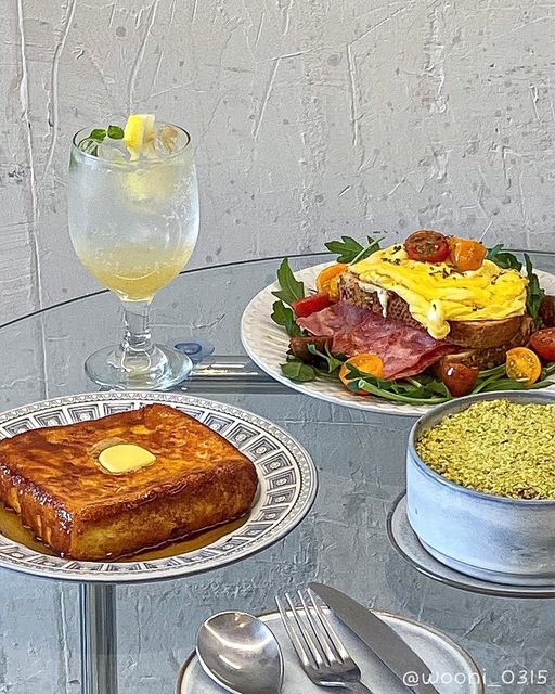 우니 | ෆ우니냠냠ෆ on Instagram: "#우니냠냠_이태원역 (제품제공)

헤미안커피바(@hemian_coffee_bar)의 2번째 공간, #헤미안브런치바. 계란물 머금은 토스트를 버터에 구운 프렌치토스트는 토치로 구운 겉면은 바쨕! 속은 촉촉하니 JMT✨

치즈 이불 위 피스타치오로 뒤덮인 '피스타치오 감자 그라탕'은 이 곳의 시그니처. 슴슴함에 계속 퍼묵퍼묵하게 되는 맛! 피스타치오 덕분에 고소함이 배로 느껴져서 좋았음😌 다 맛있었지만 특히 프렌치토스트는 못 잃어,,🤦🏻‍♀️

📍용산구 이태원동 '헤미안' (@hemian_brunch_bar)
🏷프렌치토스트 (13.0), 토마토스크램블에그 (14.0), 피스타치오감자그라탕 (16.0)

#이태원맛집 #이태원카페 #녹사평맛집 #녹사평카페 #헤미안"
