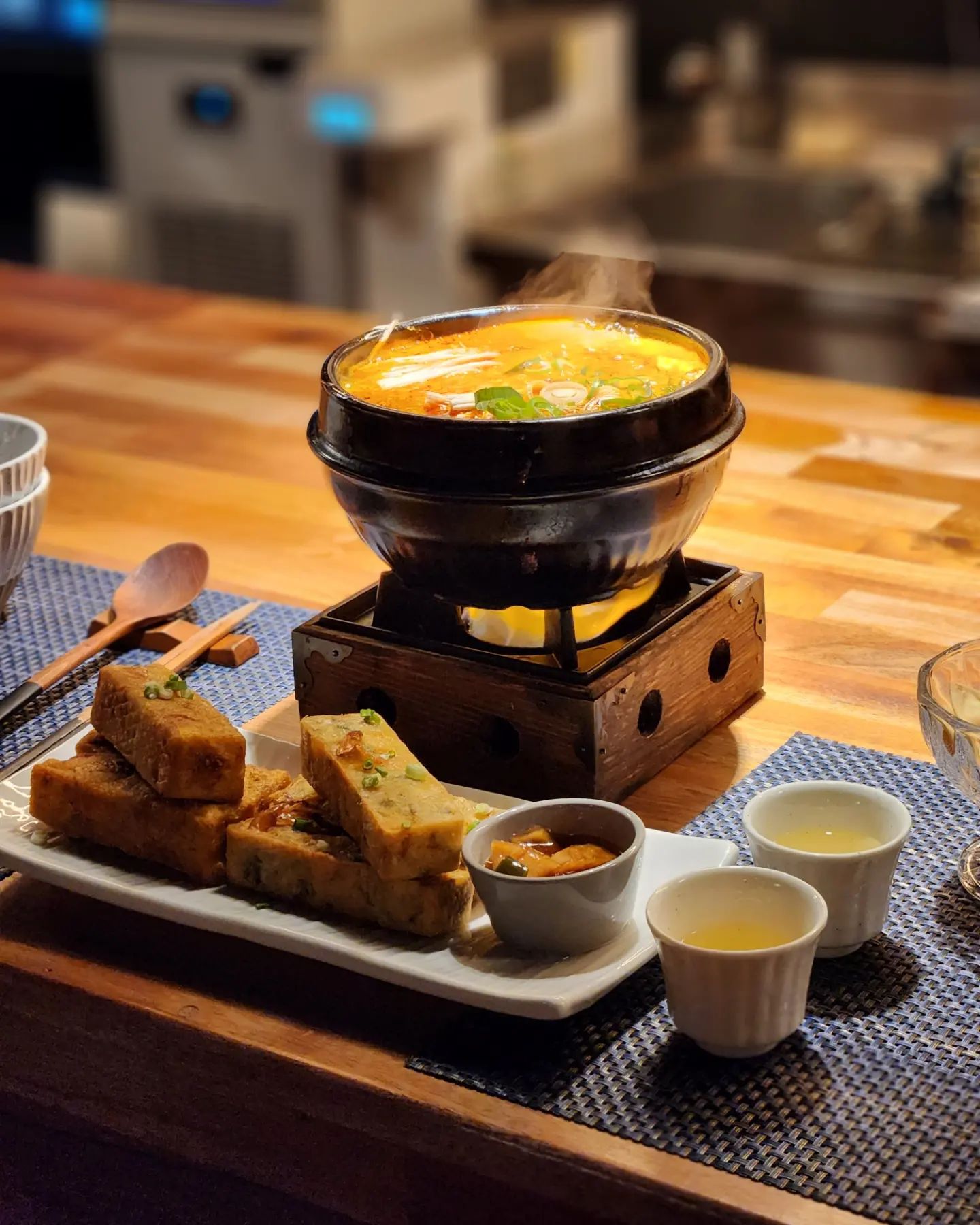 막걸리의 신세계 전주 반구절점

제작년 경주에서 먹었던 막걸리 맛을 잊지 못해
종종 막걸리를 즐기게 되어서
엄청나게 많은 종류의 전통주를 파는 
갬성 술집을 그냥 지나칠 수 없었다.

들어가자 마자 보이는 진열장과 술장고에 술이 꽉 꽉 들어차 있어
마음이 든든~~

탄주, 청주, 증류주, 와인 등을 판매 하는데
청주랑 탁주는 잔으로도 판매해서 다양하게 즐길 수 있다.

안주는 반반전스틱과 순두부찌개 당첨

반반전스틱은 모양이 너무 예뻐서 포기할 수 없었다.
안에 치즈가 꽉 차 있어서 치즈를 좋아한다면 나쁘지 않을 선택

순두부찌개는 그야말로 술과 제격!
순두부찌개 전문점을 했어도 좋았을 것 같은 내공있는 맛

안주와 같이 마신 술 중 내 입에 잘 맞았던 술은 

입맛 돋구기에 제격이었던 고흥유자주와  면천 두견주

고흥 유자주는 2가지 도수(8, 12)가 있었는데
노오란 술도 예쁘고 유자향이 그득해서 계속 손이 갔다. 

면천 두견주는 진달래꽃이 함유된 술인데
진달래향이 진하진 않지만 살짝 달달함과 깔끔한 목 넘김이 좋았다 

명란구이도 먹고 싶었는데 너무 배불러서 못 먹었다ㅜㅜ
이 아쉬움을 간직하고 2월 안으로 다시 재방문 해야지

#웨리단길데이트 #웨리단길핫플 #전주한옥마을맛집 #전주한옥마을술집 #전주한옥마을데이트 #전주맛집 #전주술집 #전주핫플 #전통주 #반구절점 #웨리단길맛집 #웨리단길술집 #웨리단길막걸리 #