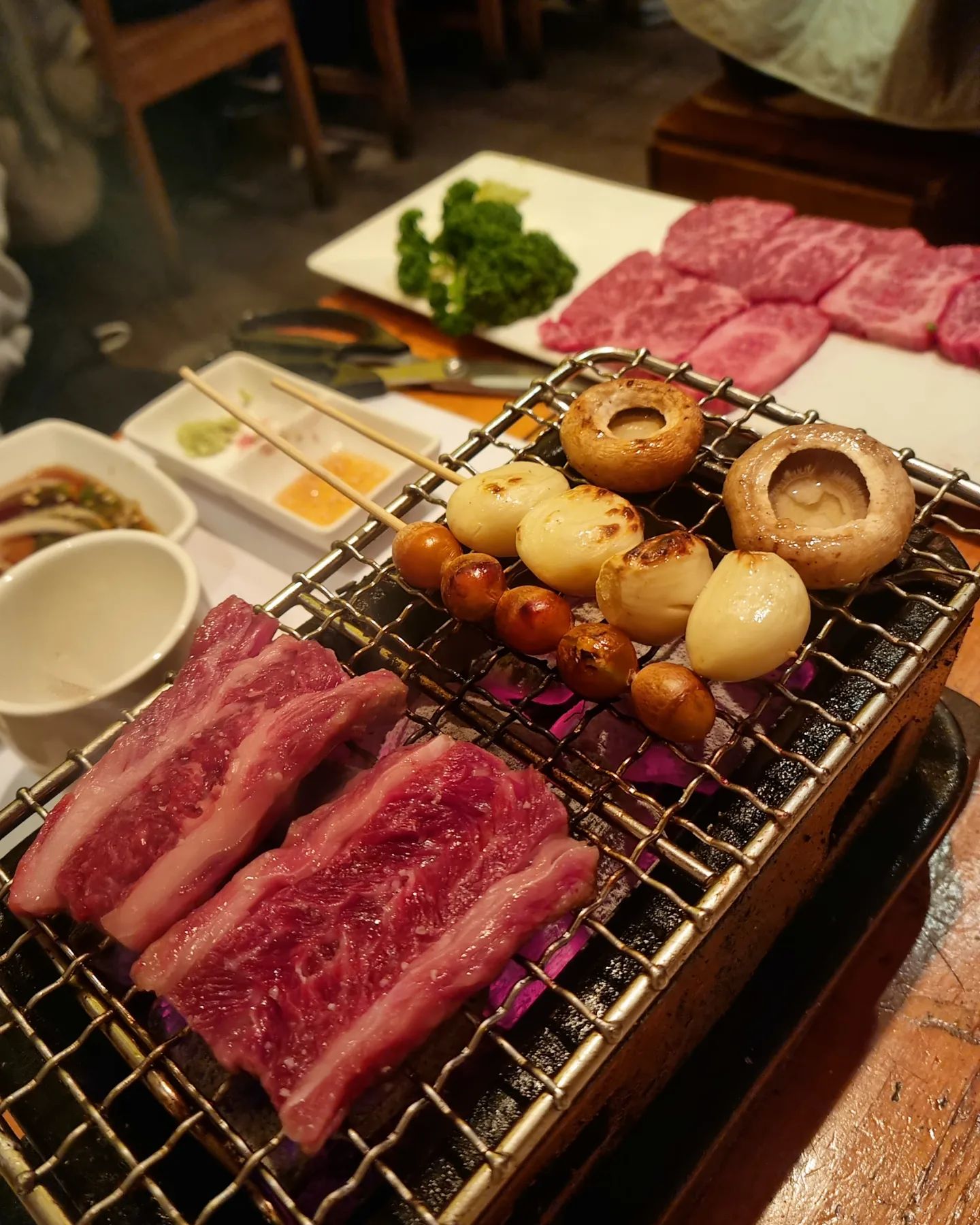 #오늘도배부른하루🎵 #배부른_남포
여러분~ 고기도 맛있구, 분위기도 좋은 #남포동맛집 찾으시나요?! 데이트코스로 제격인💕 소고기 화로구이집 #규 소개해드릴게요☺️

🐥규
🐣위치 : 부산 중구 남포길 39
🐣전화번호 : 051-247-8990

방문하시려면 무.조.건 위의 번호로 예약하구 가셔야해요!! 아니면 긴 웨이팅에.. 배고파서 지칠 수도 있답니당..🥲

요기는 특이하게 소고기를 저희가 직접 화로에 굽는 답니당 ㅎㅎ 이런 것도 감성있구 좋았어요😍 
생각보다 잘 타지도 않아서, 천천히 대화를 나누며 먹어도 된답니당👍

소고기의 품질은 말모말모❗️저희는 작은 고.모.세트 (등심, 갈비살, 안심, 치마살)를 시켰는데, 양도 푸짐하구 맛있었어요❤ 은행과 마늘꼬지도 고기와 같이 먹기 딱 잘 어울렸어요!

비싸지만 맛있는 소고기를 푸짐하게 냠👧🏻