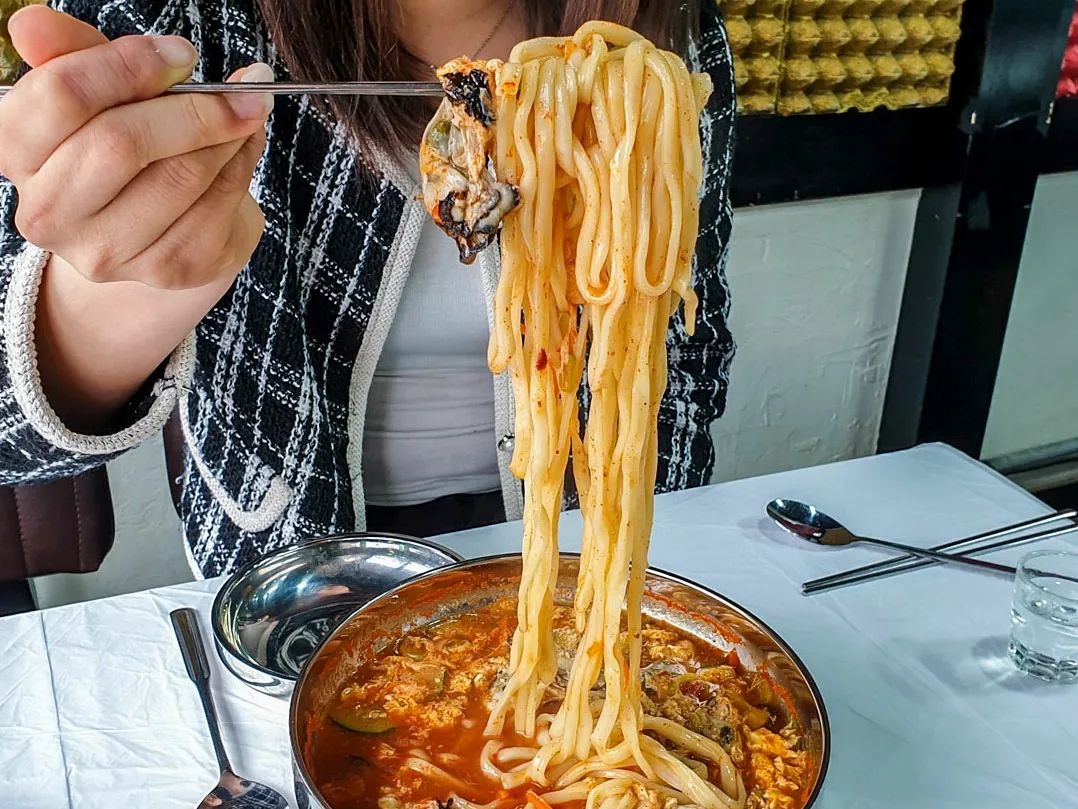 칼국수 하면 해물칼국수가 먼저 떠오르지만
군산에 새로운 칼국수 전문점이 생겼다하여 다녀왔다.
삼촌네 굴칼국수
주재료가 굴인만큼 넉넉한 굴 양과 
생굴을 사용하여 조리해 탱글함이 남달랐다.

얼큰한 맛과 순한 맛 두 종류
메뉴 선택에 있어서 어떤걸 먹을까 
고민이 좀 되지만
두 가지 맛 모두 궁금하여
 얼큰한 맛과 순한 맛 
그리고 굴무침까지 모두 주문!

밥은 무조건 공짜!!
사장님의 넉넉한 인심을 엿볼 수 있는 곳 
칼국수 양이 전혀 부족하지 않음에도 
국물이 끝내줘 밥까지 말아 먹음..ㅋ
 
얼큰한 맛의 굴칼국수는 
시원하면서도 적당한 얼큰함이 매력적~
그닥 맵지 않아 맵찔이도 도전해 볼만한 맛이다.
순한 맛은 말 그대로 국물 맛이 순해 
얼큰한 맛보다 굴 맛을 더 느낄 수가 있었다.
굴과의 조합은 얼큰이도 순한 맛도 모두 합격!!

함께 주문한 굴무침도 꼭 드셔보시길..
마음에 들었던게 무를 굴과 함께 무쳐 나오면 
무에서 나오는 수분으로 인해
양념 맛이 달라질 수 있을텐데 
굴무침에 따로 무가 올려져나와
무의 아삭함도 살고 양념맛도 살고 
향긋한 굴의 맛과 향도 모두 살린 
삼박자가 너무나 잘 어울렸다.

넉넉한 칼국수 양에 밥까지 공짜
굴칼국수 굴무침 모두 입맛 저격~!!

#군산맛집 #군산맛집추천 #칼국수맛집 #군산칼국수 
#삼촌네굴칼국수 #굴칼국수 #해물칼국수맛집 #군산해물칼국수
#군산칼국수맛집 #군산가성비맛집 #군산현지인맛집 #나운동맛집 #군산