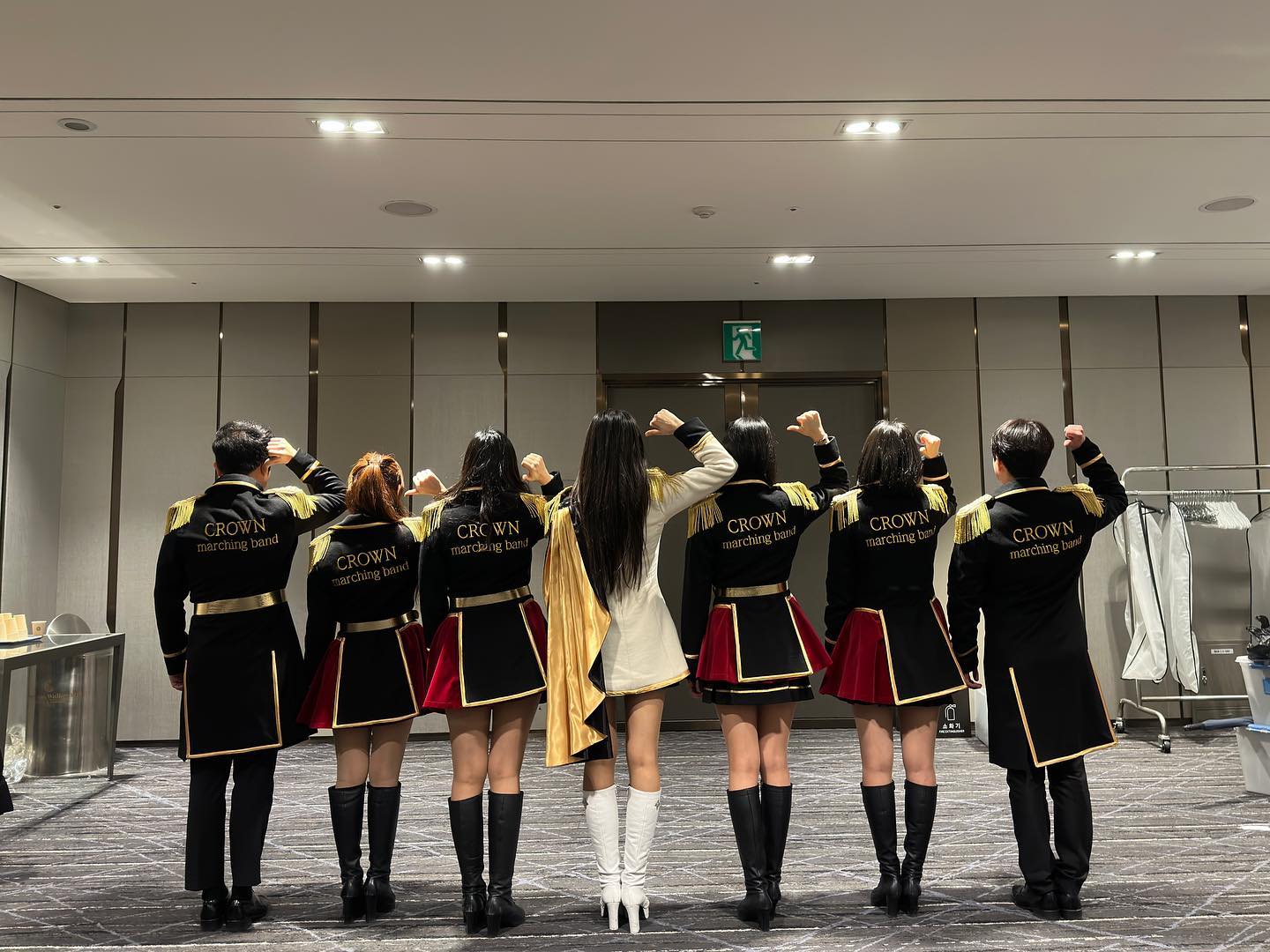 2023.02.08 공연을 마지막으로 17년도부터 인연이 닿아 객원. 멤버를 거쳐 어느덧 운영진으로만 3년반, 총 7년을 일했던 메이킹컴퍼니를 퇴사했다🙂

다른 조건 하나 필요없이 오로지 내가 가장 좋아하는 일임과 동시에 가장 잘할 수 있는 일이라는 단 하나의 이유가 나에게 있어서는 제일 중요한 부분이었고 정말 긴 시간 동안 수많은 고민을 하며 선택하는 그 순간까지도 많이 망설여졌지만 내 인생에서 첫 번째로 중요한 건 나니까! 
여러모로 나를 위해 결정했다!

여기서 처음 만났던, 평생 얼굴 보고 연락하며 지내고 싶은 소중한 내 사람들이 그동안의 선물이겠지🥳

 꽤 오랜 시간 동안 크고 작은 공연들을 하나하나 만들어내며 재밌는 일들도, 부담스러운 일들도, 힘들고 화나는 일들도 다양하게 많았던 만큼 추억도 하나하나 엄청 많다! 꽁꽁 싸매서 소중히 안고 떠납니다!

*좋은 일자리 있으면 추천해 주세용💙
.
.
.
.
.
#퇴사 #브라스밴드 #마칭밴드 #brassband #trumpet #안녕 #수고하셨습니다