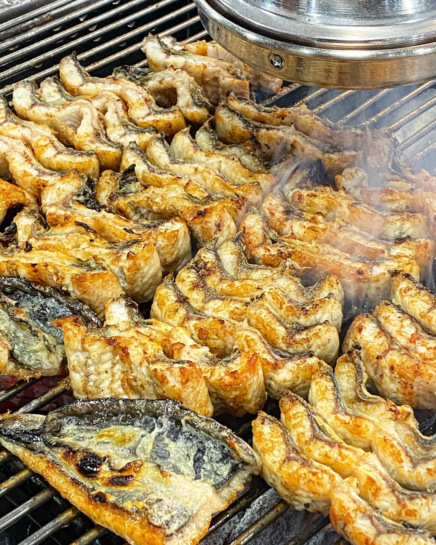 #섬진강숯불민물장어 

우리가족 최애 장어구이 맛집💖 장어구이가 먹고 싶거나 기력보충이 필요할 때 늘 찾은 단골 맛집이에요!

✔️ 소금구이

신선하고 통통한 민물장어를 질 좋은 숯불에 친절하신 이모님께서 능수능란하게 구워주시니, 맛이 없을래야 없을 수가 없어요👍

생강이나 명이나물과 곁들여 먹으면 진짜 끝도 없이 들어간다니까요☺️

서비스로 나오는 장어탕에 밥까지 말아먹으면 몸보신 아주 제대로랍니다😋