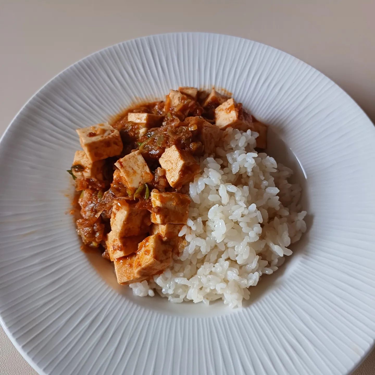 초간단 마파두부
마파두부 한번도 안먹어봐서 맛도 궁금하고 
지난주 마트장볼때 남편이 이거한번 사보자고 픽했던거라 사봤어요
두부에 양파대파마늘만 있음 되는건데 양파가 떨러지고 없어서 대파만 왕창..
뭐 양파도 파 친구니까 😅😅
파 마늘 볶다가 소스넣고 두부넣고 졸이기만하면 되니 너무너무 편하구요 맛도 좋으네요~

살짝 추천해봅니다

#다담소스 #마파두부 #간단요리 #한끼뚝딱