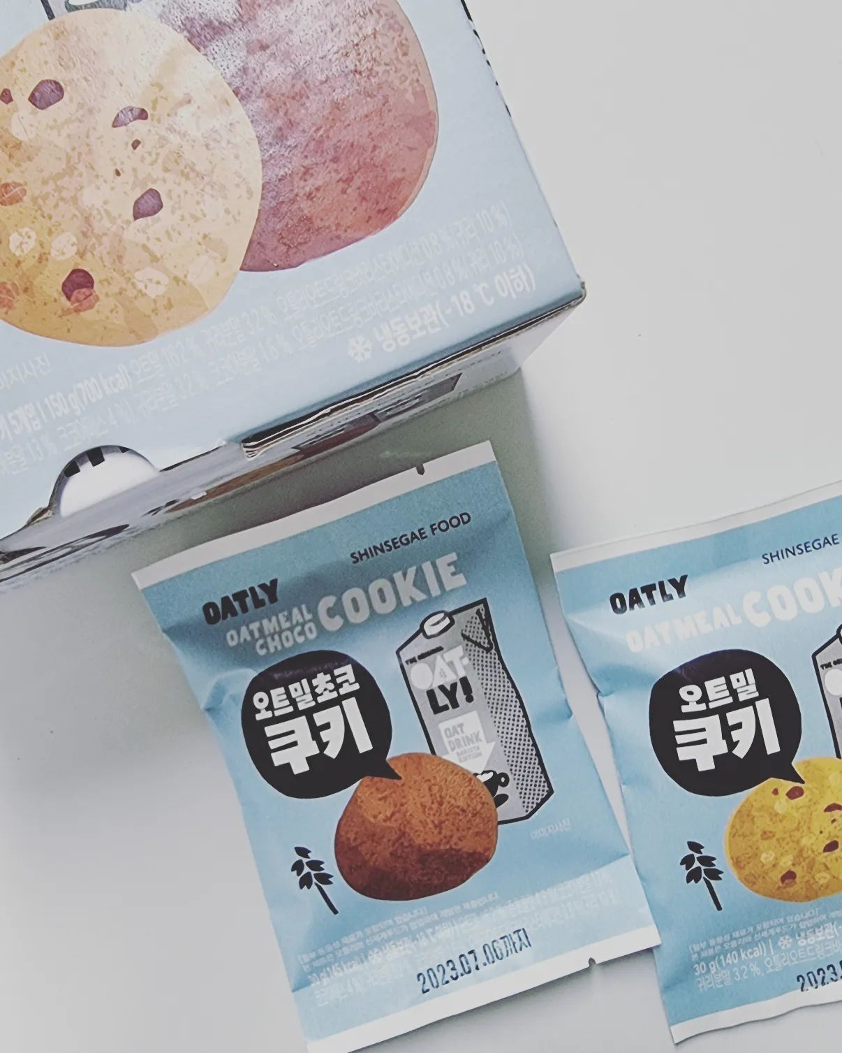 #협찬
❤️오트밀&초코쿠키

스웨덴 귀리음료 브랜드
오클리와 신세계 푸드의 
콜라보 베리커리 #오트밀&초코쿠키🍪

세계 10대 슈퍼푸드 귀리와 
오틀리의 귀리음료가 듬뿍!!!

건강과 맛을 모두 느낄 수 있는
건강지향 베이커리에요~

낱개 포장이라 먹기도 편하고
선물로도 좋을것 같아요
커피나☕ 우유랑🥛 먹으면 아침식사 대용으로도 좋더라구요~
달달하면서 고소한맛이 
자꾸 먹고싶어져요~ㅎㅎ🤤

냉동보관으로 먹기전 1시간정도 해동 후나 에어프라이어에 1분(160도)정도 구워서 드세요~
전 냉동실에서 꺼내서 바로 먹어도 맛있더라구요^^ 🤤🤤

포장지 하나도 환경을 위해
FSC인�증�마크를 획득한 재질을
사용했어요👍👍

☆셀러뷰로 부터 상품만을 제공받아
작성한 후기입니다

#오트밀 #초코쿠키 #오트밀구키 #오틀리 #간식추천 #건강간식 #귀리 #귀리쿠키 #신세계푸드 #오틀리베이커리 #셀러뷰 #셀러뷰추천