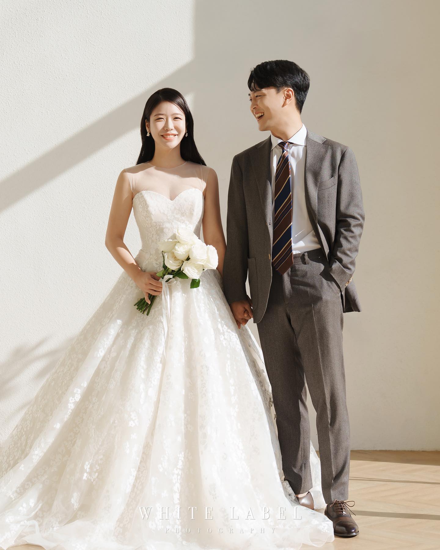 2023.02.19 3PM 
천안 비렌티 베르테홀에서 결혼합니다 😃

서로 4년간 연애를 하며 서로에 대해 더 깊이 알게 되었고 서로의 뜻이 맞아 결혼을 결심하게 되었어요! 

좋은 소식을 모두에게 한분 한분 찾아가 전달하고 싶었으나 실례가 되지 않을까, 걱정되는 마음으로 먼저 연락하지 못한 분들도 많아요. 

연락이 가지 않았어도 우당탕탕 오유나, 심용수를  너그러이 이해해주시고, 만약에 먼저 카톡이나 연락 주신다면 진심을 다해 감사할 것 같습니다 😭😭 
 
다들 바쁘실텐데 귀한 시간 내주셔서 무한한 축복과 행복을 주신다면 평생 잊지 않고 보답하며 열심히 살아가겠습니다 😃❤️