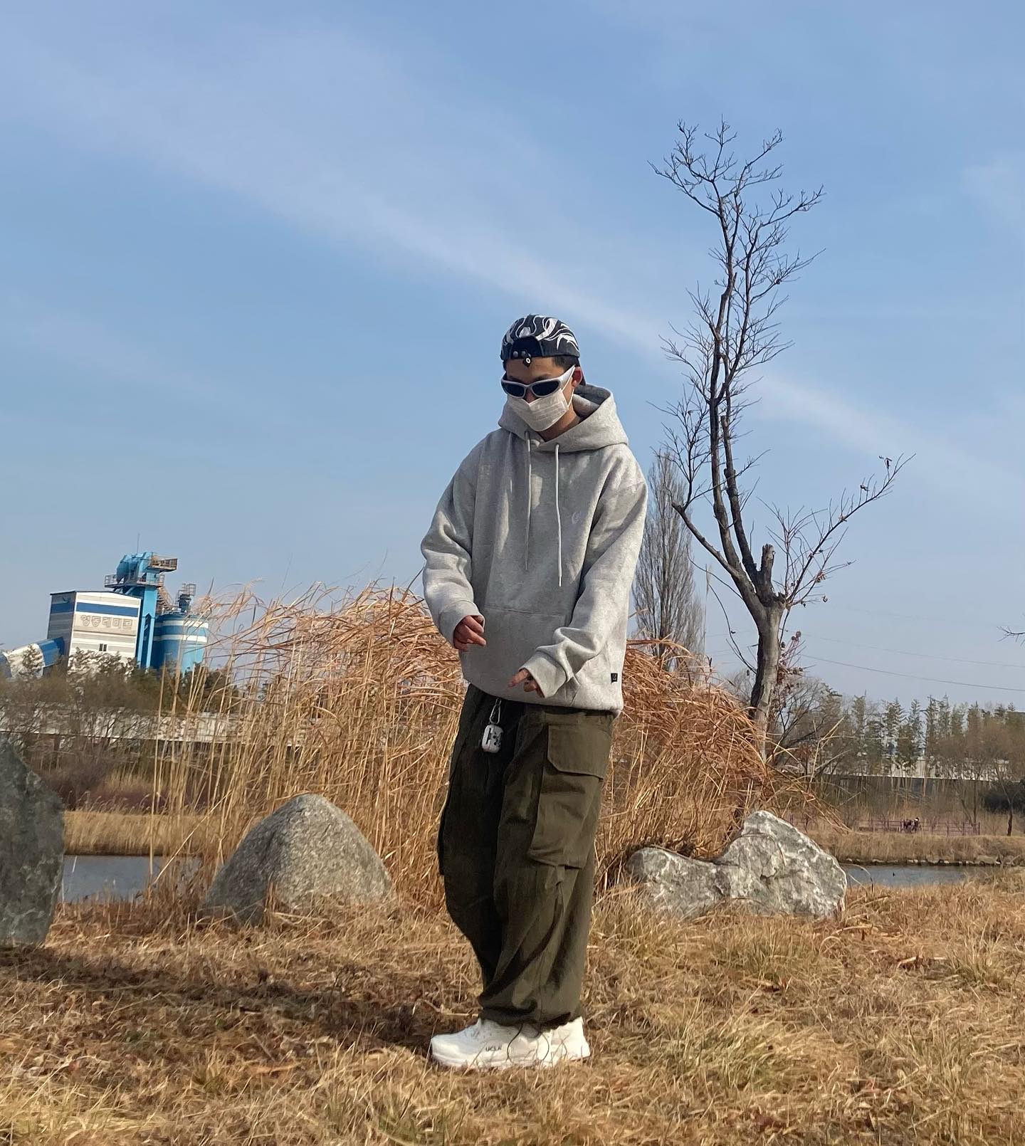 #협찬

Thug haedam. 🏍️

운동화는 ucla_lifestyle_korea 에서 제공받았습니다. 

✔️신발 고를 때 편한거 보다 이쁜게 최최우선인데, 본 운동화 신고 너무 편해서 가치관에 혼란이 옴. 진심 편함.🫢

✔️흰 운동화라 아무곳에 코디해도 이쁘다. 신발이 벌키해서 통 넓은 바지와 잘 어울릴 것 같다. 

✔️이쁜데 편해서 조깅용으로도 너무 찰떡일듯. 

#UCLA #UCLA스니커즈 #데일리스니커즈 #스니커즈추천 #커플스니커즈 #키높이스니커즈 #화이트스니커즈