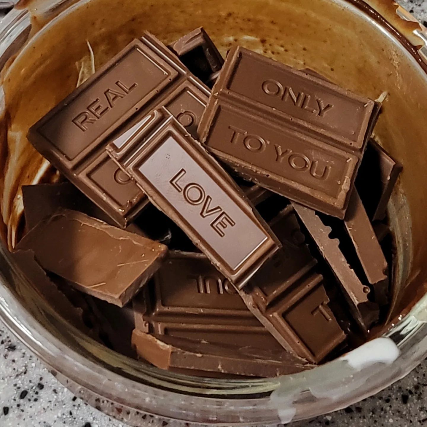 🍫 엄청 쉬운 파베 초콜릿 만들기

준비물 : 초콜릿200g, 생크림우유100g, 코코아파우더
(초콜릿과 생크림우유 비율은 2:1)

1️⃣ 초콜렛을 녹여주세요.
시중에 파는 밀크초콜릿으로 하면 됩니다! (가나, 투유 초콜릿)

2️⃣ 초콜릿을 약불에 중탕 시켜 주세요! (쎈불에 녹이면 초콜릿이 빨리 굳어서 안 좋다구 해용!)

3️⃣ 중탕하면서 생크림 우유를 넣고 잘 저어주세요.
(생크림 우유는 전자렌지에 살짝 데운 후 섞으면 더더 잘 섞인답니다!)

4️⃣ 꾸덕한 느낌으로 될때까지 잘 저어 주세요!

5️⃣ 네모난 틀에 붓고 냉장실에서 1~2시간 정도 굳히기!

6️⃣ 사각형으로 잘라주고 코코아가루 묻혀주면 끝!!

- 포장은 다이소 유리병을 사용했어요. 끈으로 가볍게 리본모양으로 묶어 포장 완료!

- 기호에 맞게 녹차가루, 딸기가루 같은 거 쓰셔도 좋아요!

#발렌타인데이
#파베초콜릿
#파베초콜릿만들기 
#초콜릿만들기 
#초콜렛만들기
#발렌타인데이선물
#발렌타인
#요리스타그램 #요리레시피