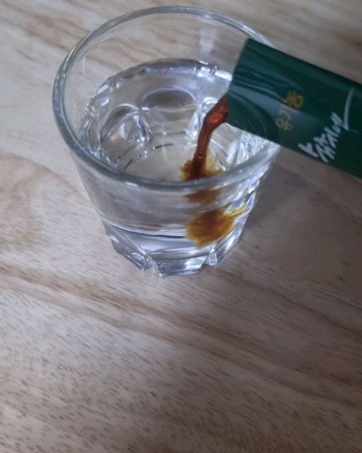 ❤️집밥메뉴추천❤️ on Instagram: "인삼나무로 만든 숙취해소제☺️
나무계에 인삼이라하여 인삼나무라는 별칭을 가진 황칠나무는 만병통치약🤗
목넘김부드럽고 다음날 숙취싹👋
물에타먹어도되고 소주에타먹어도 알코올향이 살짝날아가면서 쓴맛잡아주니 별미🥰
요리할때도 잡내제거에 최고👍👍👍

#광고#숙취해소법#숙취해소#소주숙취해소제#음주후숙취해소제#숙취해소제 추천#소주에 타먹는 숙취해소제#숙취해소제#음주전숙취해소제#숙취제#인삼나무#황칠나무#황칠코리아#황칠타"