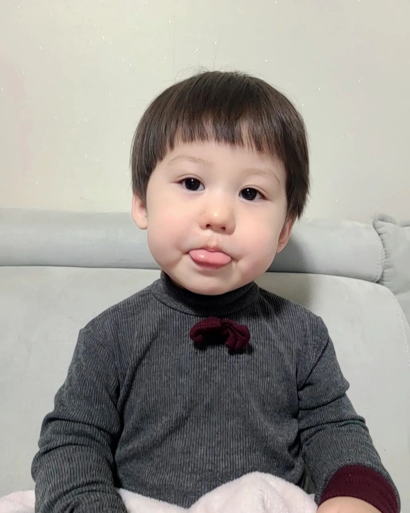 #규현 닮았단 얘길
자주 듣는 두찌 ㅎㅎ
근데 울 여봉봉도
규현 닮았단 얘길 듣는다는 ㅋㅋ
역시 아빠랑 닮은 건가?ㅎㅎ
요즘 코감기가 심하게 걸려서
완전 꼬질꼬질 코찔찔이인데
그래도 엄마 눈엔 늘 사랑스러움❣️
.
.
.
#둘째는사랑입니다 #3살
#곧두돌 #두돌 #23개월 
#아기모델이은수 #아기모델
#뽀얀피부 #노란머리 #못난이
#사랑스러워 #감기조심하세요