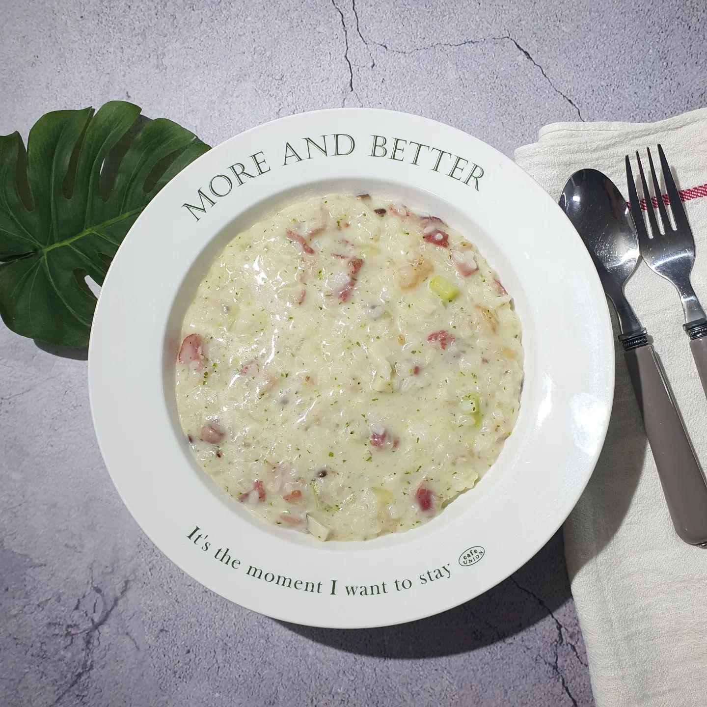 #크림리조또만들기 #까르보나라리조또
#맛있는소스당가루소스 와 밥으로 10분만에 간단하게 만들어요 
.
볶음밥 카레 지겨운데 이거로 한끼또 해결
재료: 베이컨 양파 브로콜리 밥 맛있는소스당