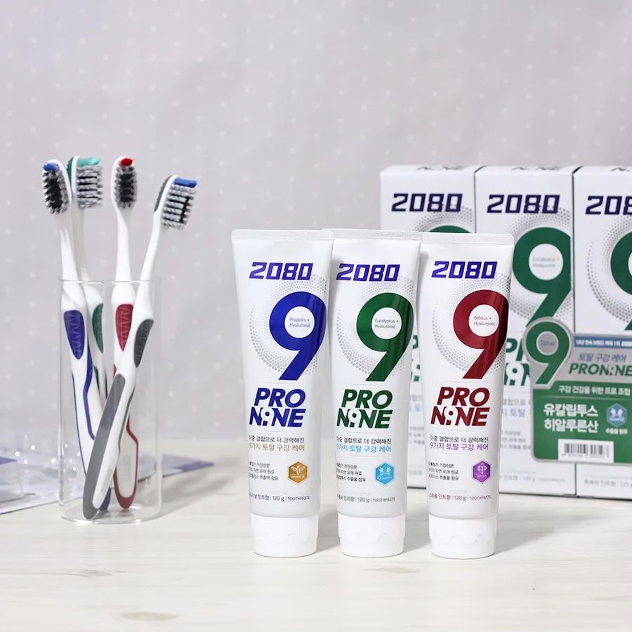 AK LOVER 제품지원

칫솔유목민 집중✊️
우리가족 인생템 등극한 2080 프로나인칫솔

3중 패턴 식모 기술로 치아 표면, 틈새, 어금니까지
치아 부위별 맞춤 설계로 일반모와 미세모의 장점만 쏙쏙
단차 식모 기술로 치아 표면과 치간 오염을 동시제거 해주고
헤드 뒷면은 혀크리너로 활용할 수 있어 실용적😚

칭찬에 인색한 동생이 진짜 잘 닦인다고 먼저 나서서 칭찬일색~
그립감 좋고 프라그제거 깔끔하게 잘되고 매우 만족
양치 마무리로 치간칫솔 사용하면 묻어나는 잔여물 거의 없음

구취제거, 충치예방 등 9가지 구강케어를 한번에!
히알루론산을 함유한 촉촉한 제형의 프로나인치약과 궁합도 좋네

산뜻하고 개운한 민트향 치약과
세심한 구강케어가 가능한 맞춤설계 칫솔로
우리가족 구강관리 섬세하고 꼼꼼하게💚
.
.
.
#2080 #프로나인 #칫솔추천 #치아케어 #구강케어 #맞춤칫솔 #치약추천 #AKLOVER #칫솔치약세트 #프라그제거 #구취케어 #미세모칫솔 #국민칫솔 #패밀리치약